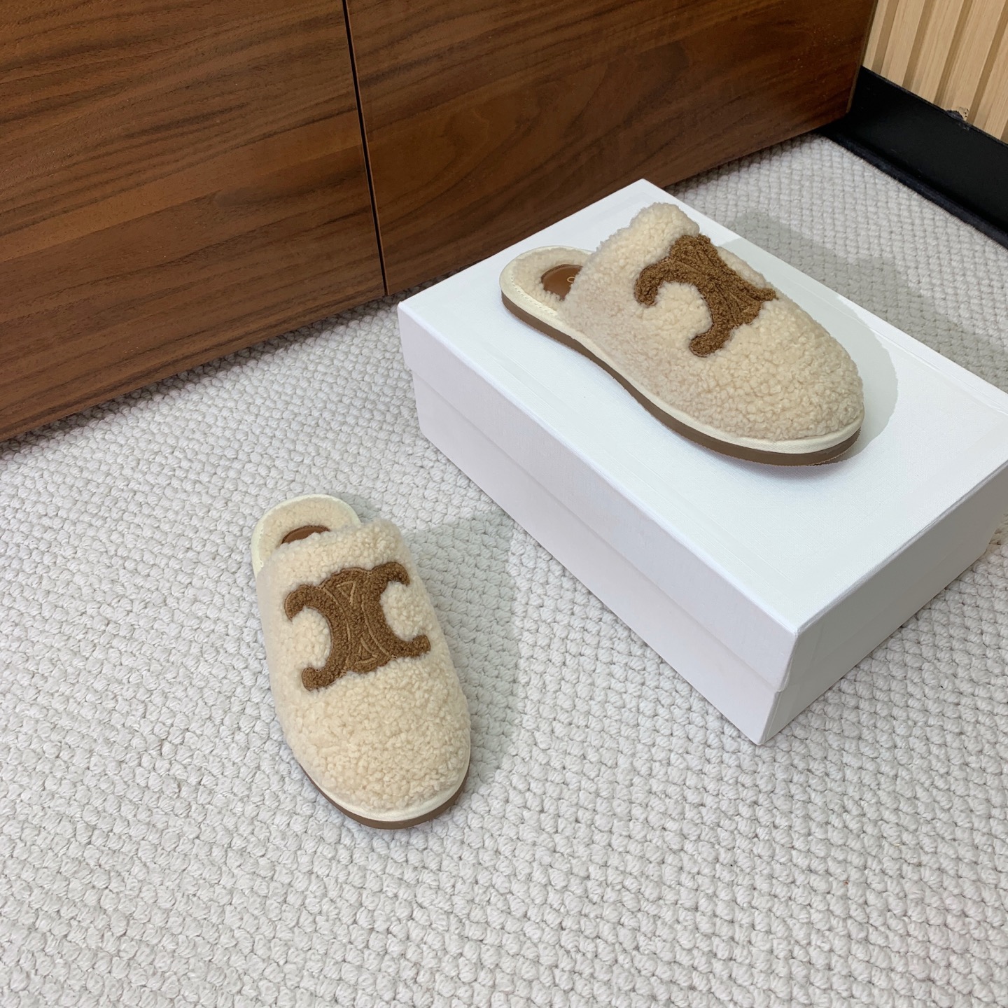 🔸CELI*E🔸羊毛拖鞋。毛茸茸的羊毛是选用欧洲进口A级羊毛，我们做到与原版一致满鞋全部采用纯羊毛，一点