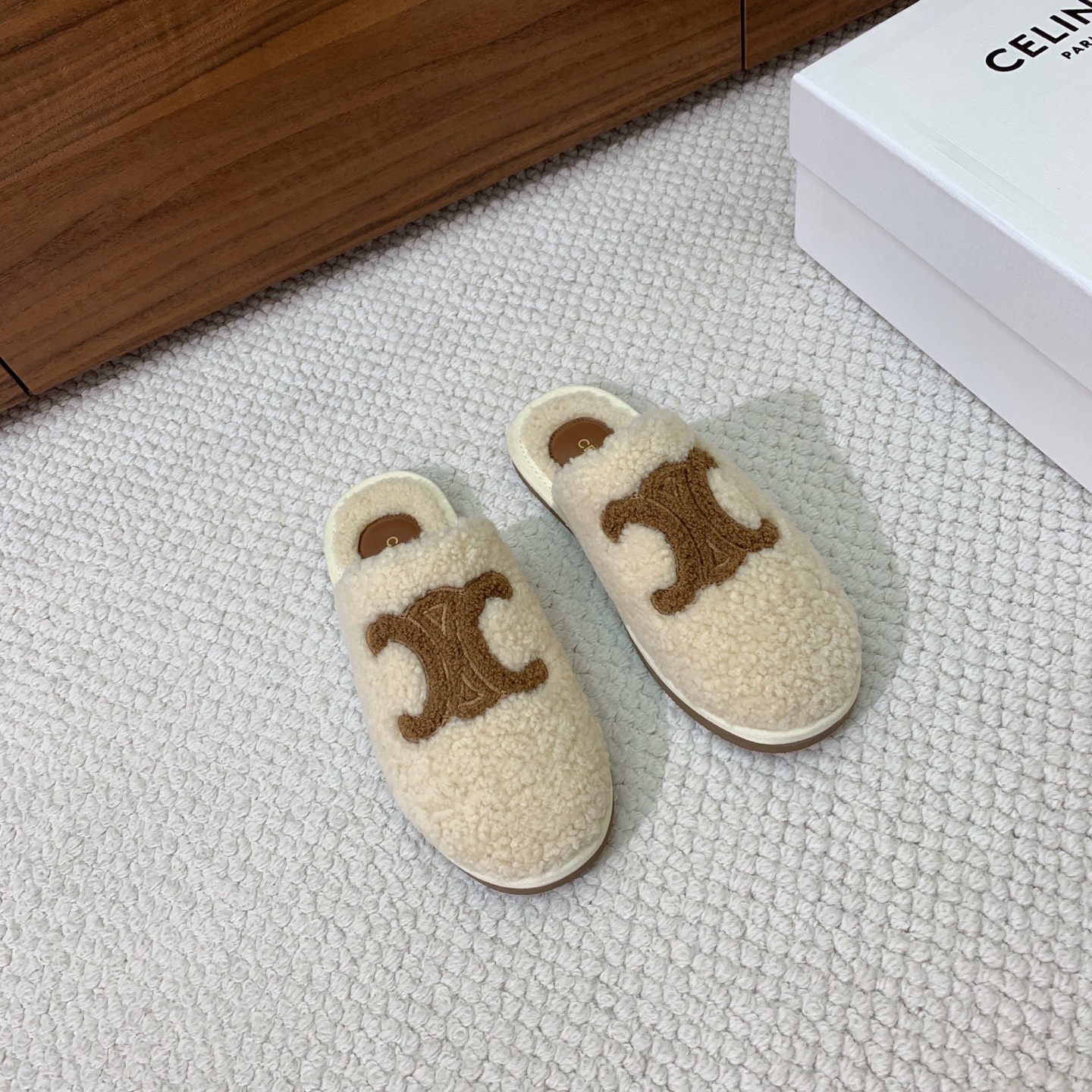 🔸CELI*E🔸羊毛拖鞋。毛茸茸的羊毛是选用欧洲进口A级羊毛，我们做到与原版一致满鞋全部采用纯羊毛，一点