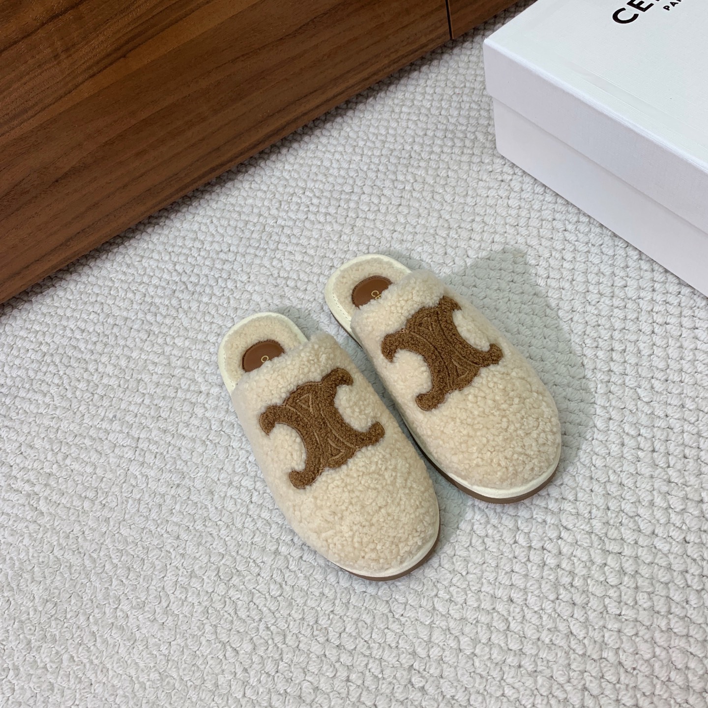 🔸CELI*E🔸羊毛拖鞋。毛茸茸的羊毛是选用欧洲进口A级羊毛，我们做到与原版一致满鞋全部采用纯羊毛，一点