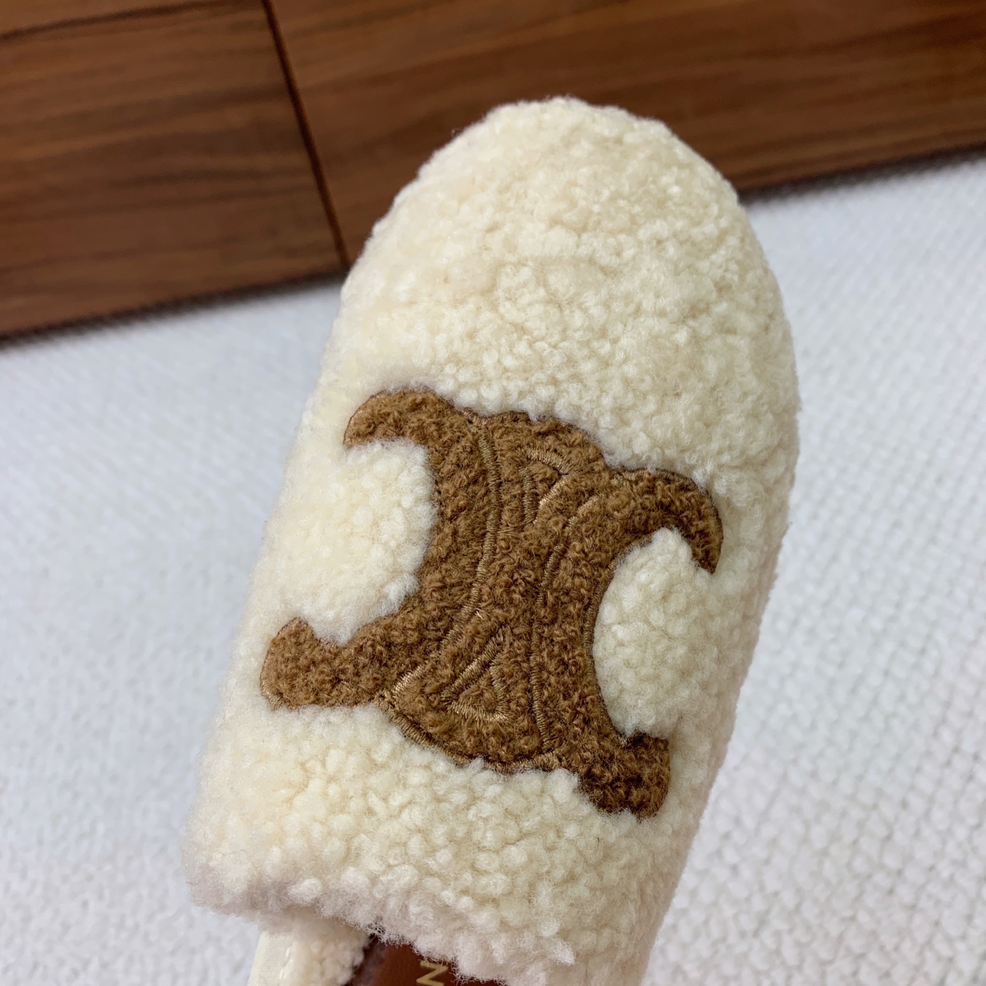 🔸CELI*E🔸羊毛拖鞋。毛茸茸的羊毛是选用欧洲进口A级羊毛，我们做到与原版一致满鞋全部采用纯羊毛，一点