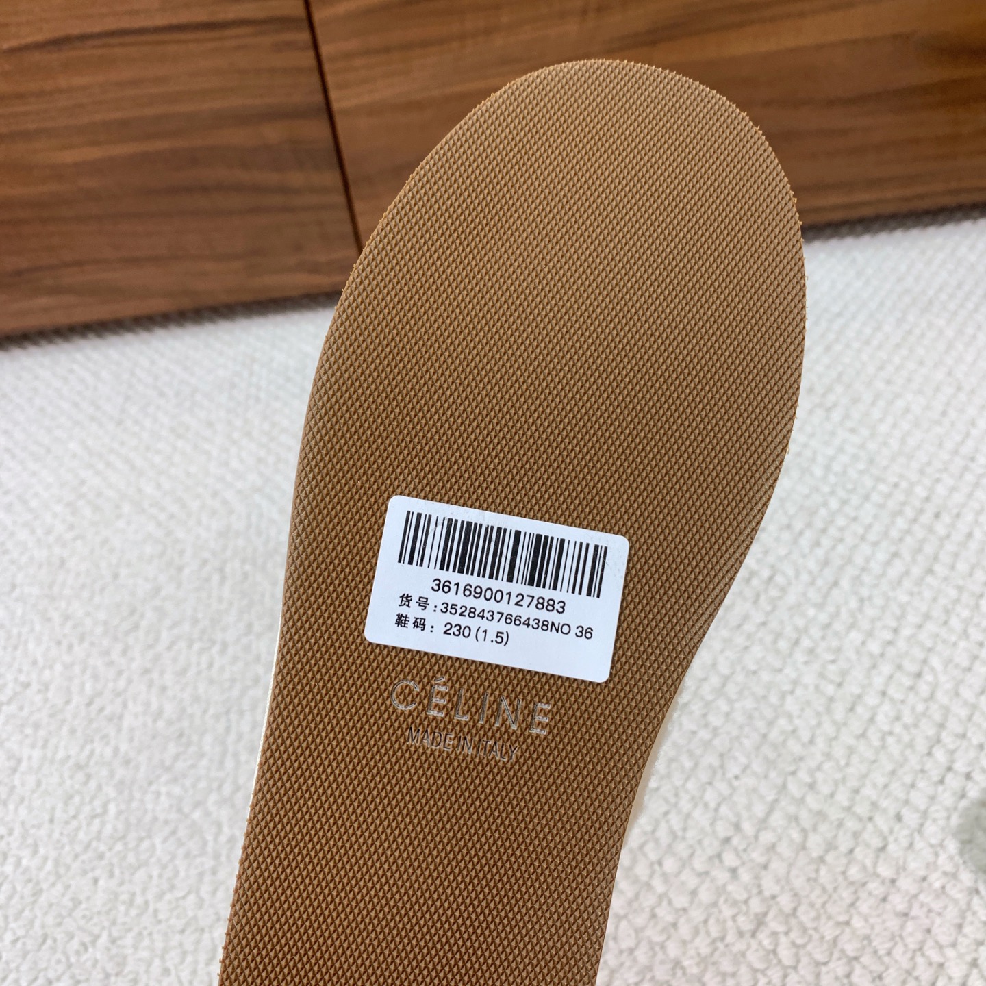 🔸CELI*E🔸羊毛拖鞋。毛茸茸的羊毛是选用欧洲进口A级羊毛，我们做到与原版一致满鞋全部采用纯羊毛，一点