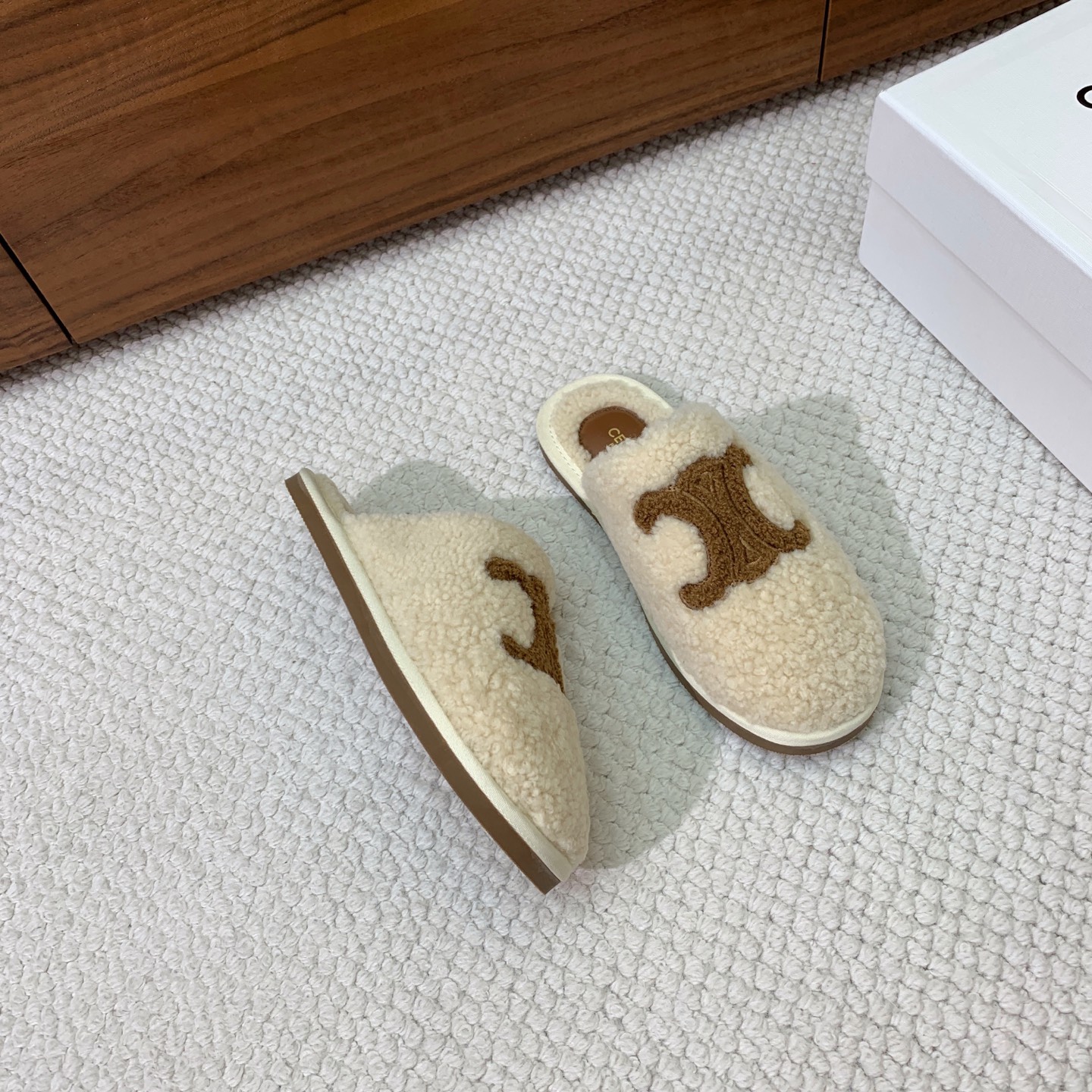 🔸CELI*E🔸羊毛拖鞋。毛茸茸的羊毛是选用欧洲进口A级羊毛，我们做到与原版一致满鞋全部采用纯羊毛，一点