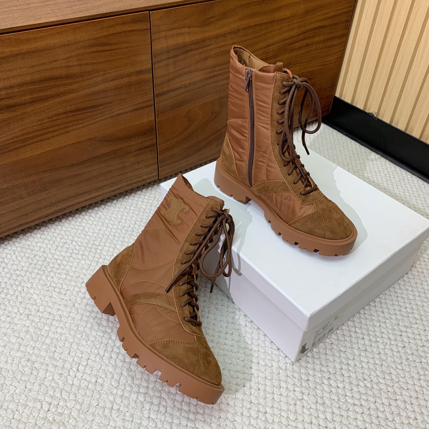 🔸CELI*E🔸秋冬短靴。凯旋门装饰中筒靴型，侧面拉链鞋带可调节。鞋面牛京➕定制网布。原版开模大底码数：