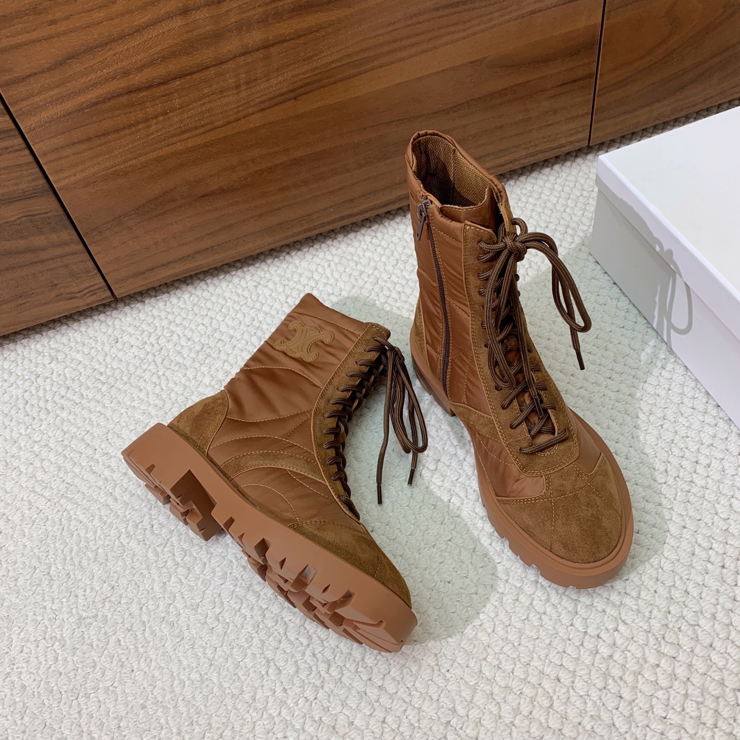 🔸CELI*E🔸秋冬短靴。凯旋门装饰中筒靴型，侧面拉链鞋带可调节。鞋面牛京➕定制网布。原版开模大底码数：