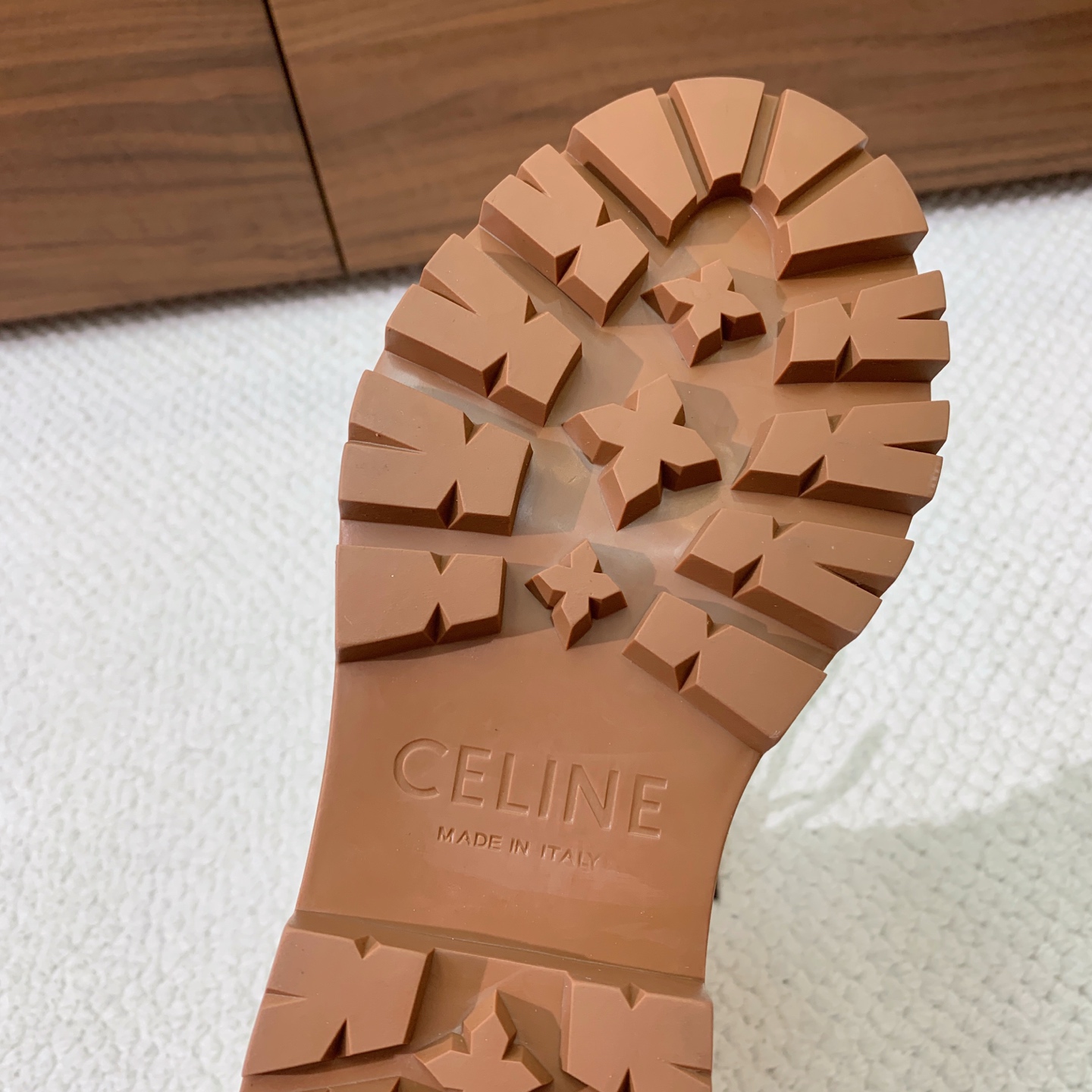 🔸CELI*E🔸秋冬短靴。凯旋门装饰中筒靴型，侧面拉链鞋带可调节。鞋面牛京➕定制网布。原版开模大底码数：