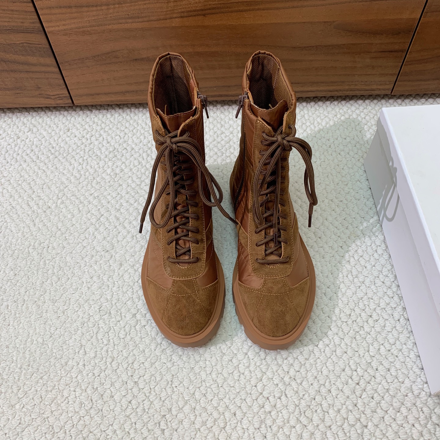 🔸CELI*E🔸秋冬短靴。凯旋门装饰中筒靴型，侧面拉链鞋带可调节。鞋面牛京➕定制网布。原版开模大底码数：