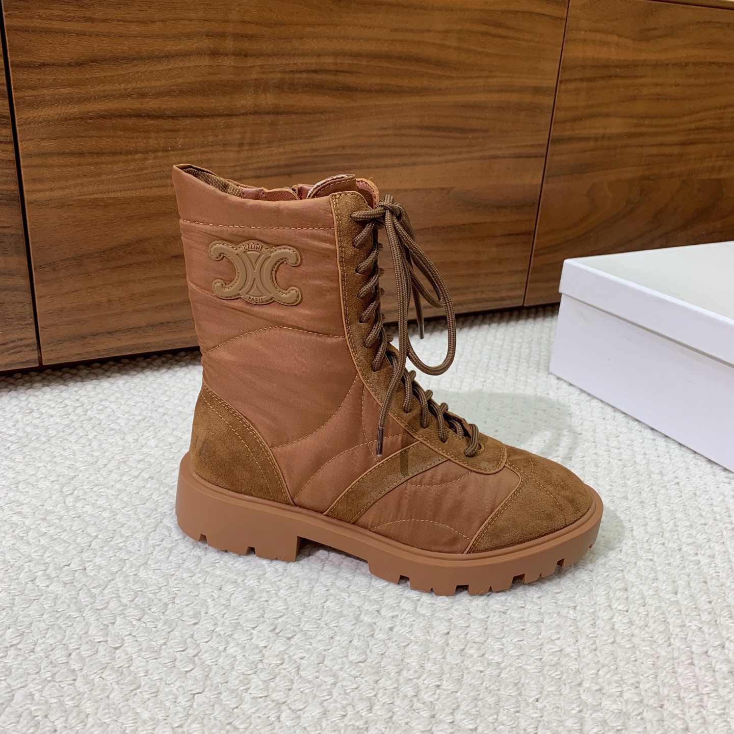 🔸CELI*E🔸秋冬短靴。凯旋门装饰中筒靴型，侧面拉链鞋带可调节。鞋面牛京➕定制网布。原版开模大底码数：