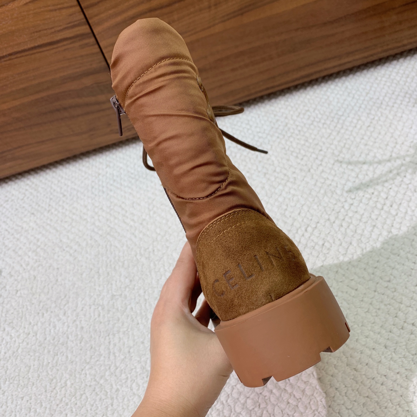 🔸CELI*E🔸秋冬短靴。凯旋门装饰中筒靴型，侧面拉链鞋带可调节。鞋面牛京➕定制网布。原版开模大底码数：