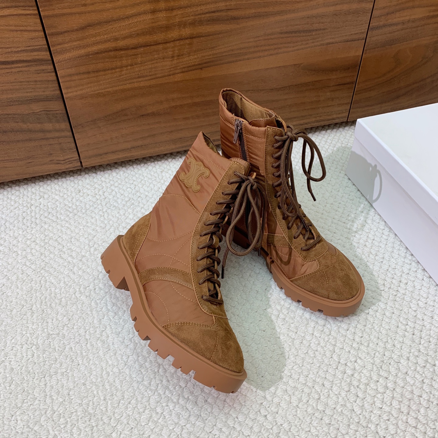 🔸CELI*E🔸秋冬短靴。凯旋门装饰中筒靴型，侧面拉链鞋带可调节。鞋面牛京➕定制网布。原版开模大底码数：