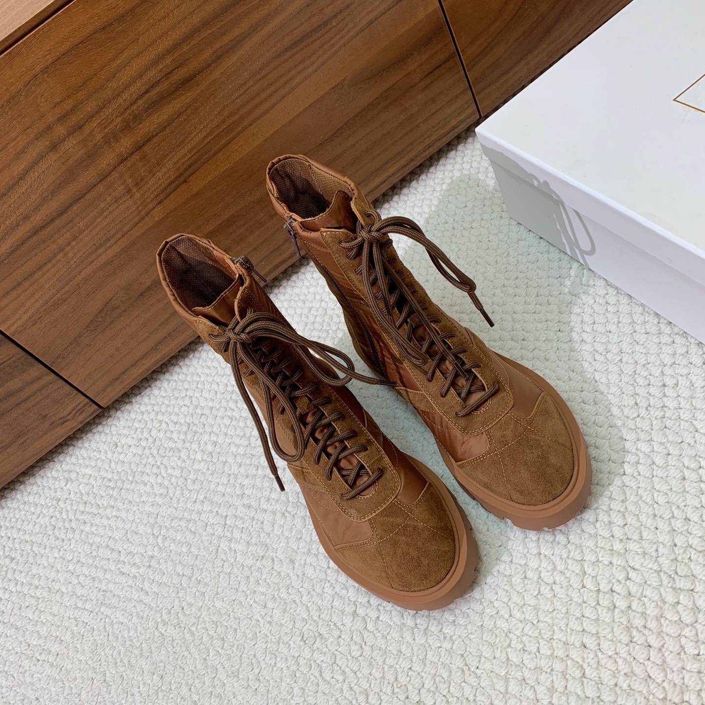 🔸CELI*E🔸秋冬短靴。凯旋门装饰中筒靴型，侧面拉链鞋带可调节。鞋面牛京➕定制网布。原版开模大底码数：