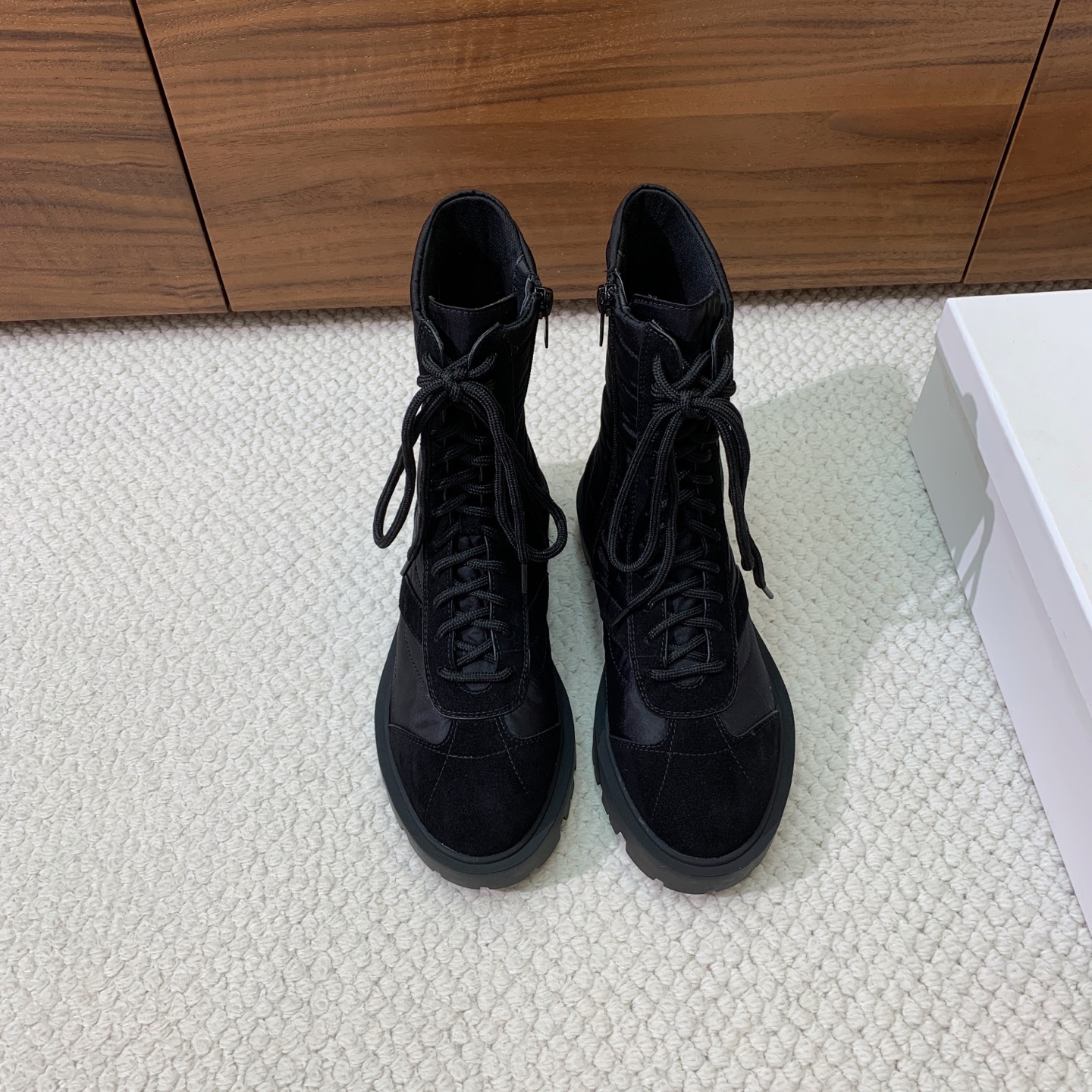 🔸CELI*E🔸秋冬短靴。凯旋门装饰中筒靴型，侧面拉链鞋带可调节。鞋面牛京➕定制网布。原版开模大底码数：