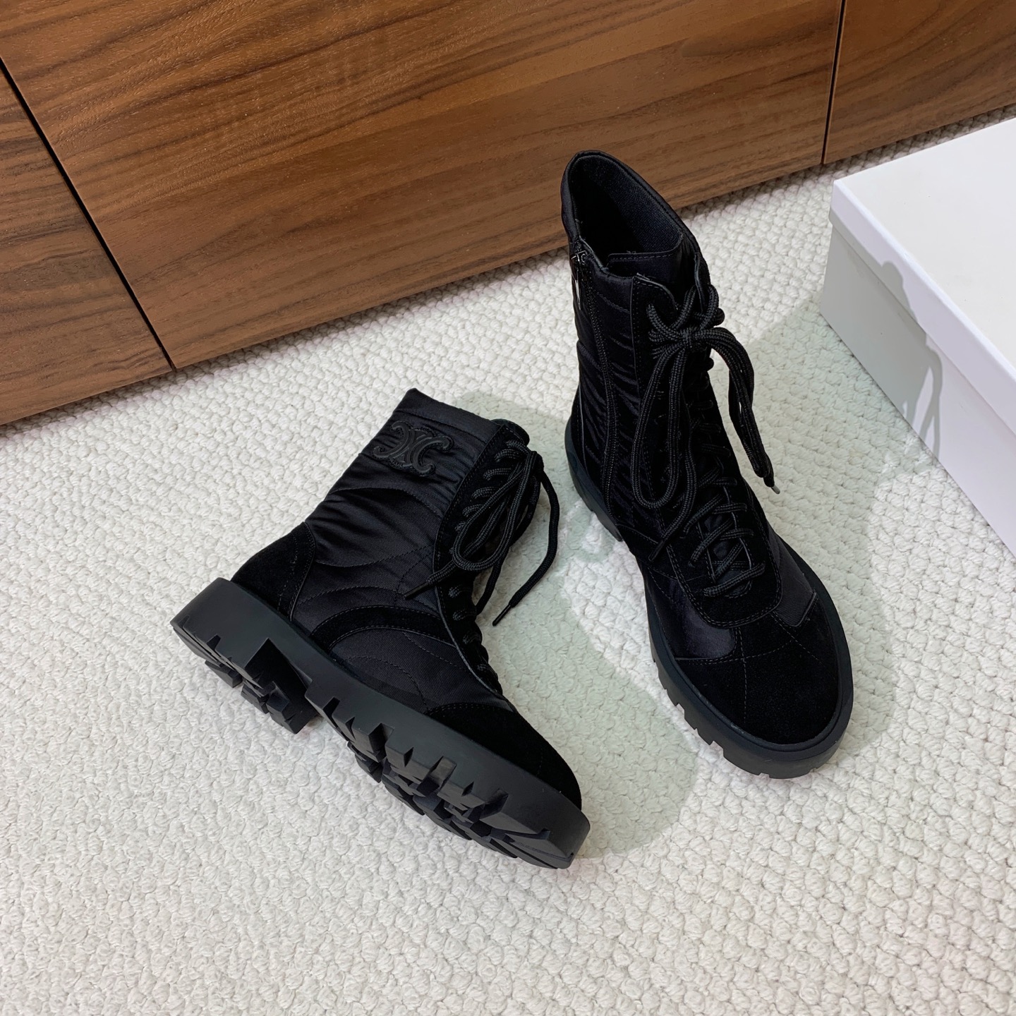 🔸CELI*E🔸秋冬短靴。凯旋门装饰中筒靴型，侧面拉链鞋带可调节。鞋面牛京➕定制网布。原版开模大底码数：