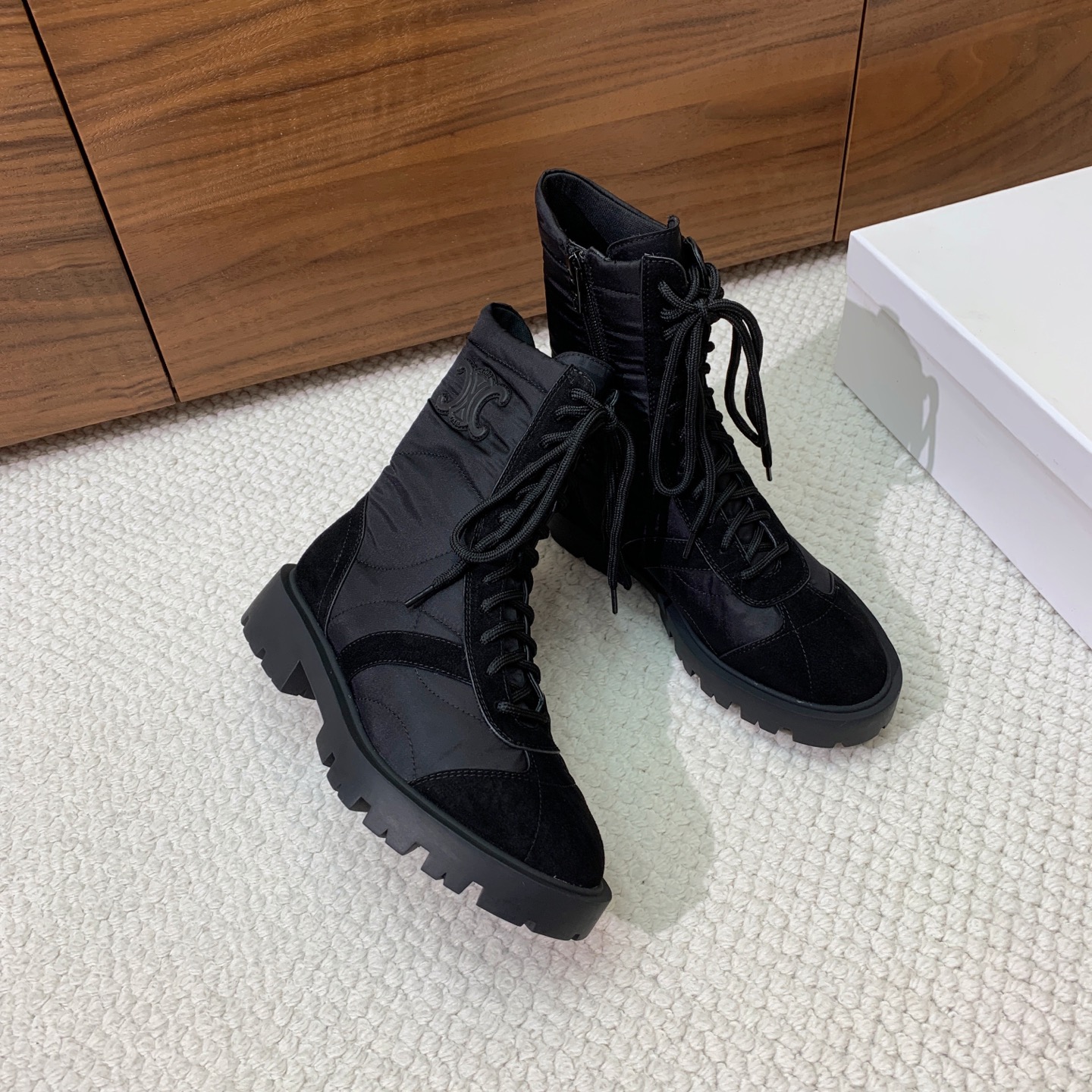 🔸CELI*E🔸秋冬短靴。凯旋门装饰中筒靴型，侧面拉链鞋带可调节。鞋面牛京➕定制网布。原版开模大底码数：