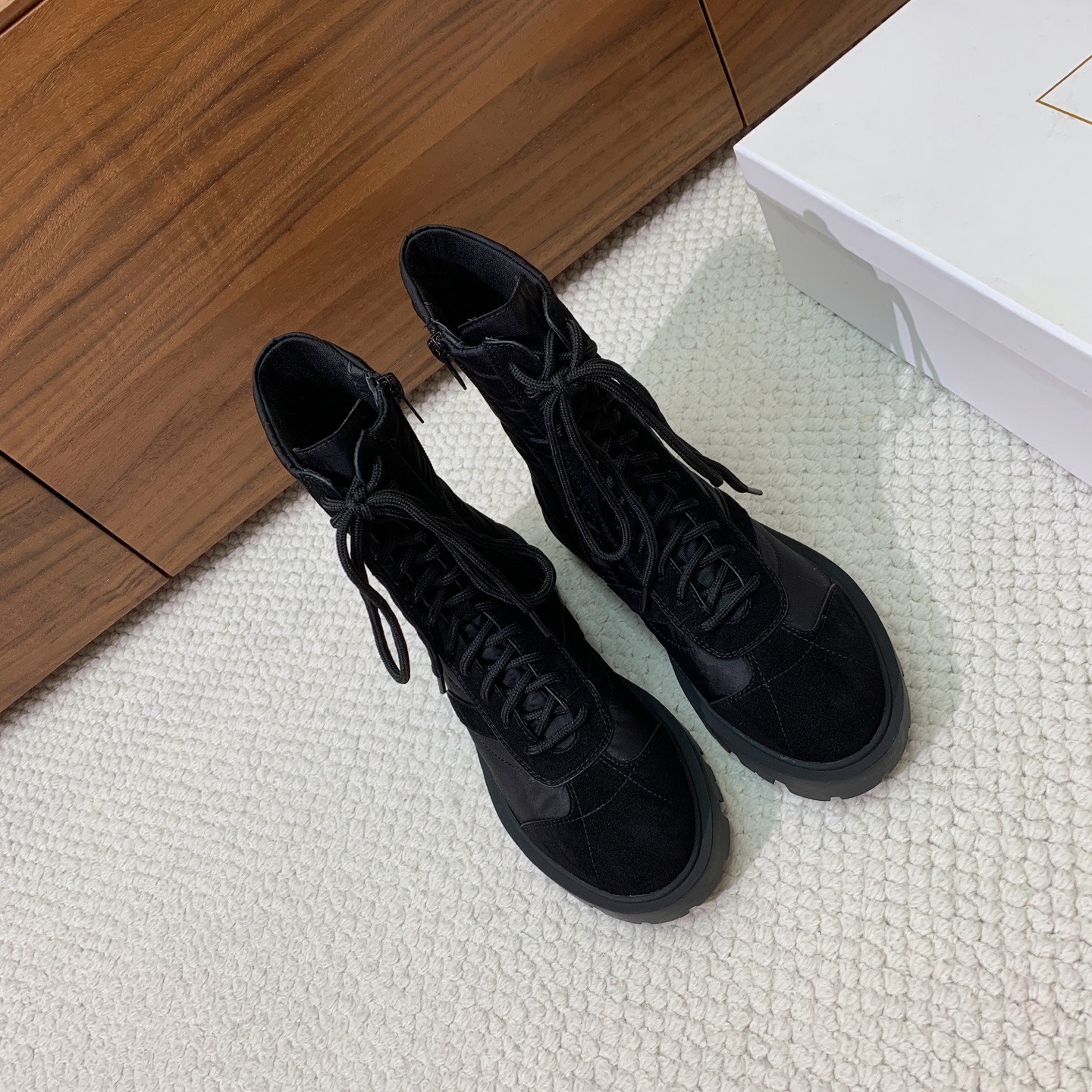 🔸CELI*E🔸秋冬短靴。凯旋门装饰中筒靴型，侧面拉链鞋带可调节。鞋面牛京➕定制网布。原版开模大底码数：