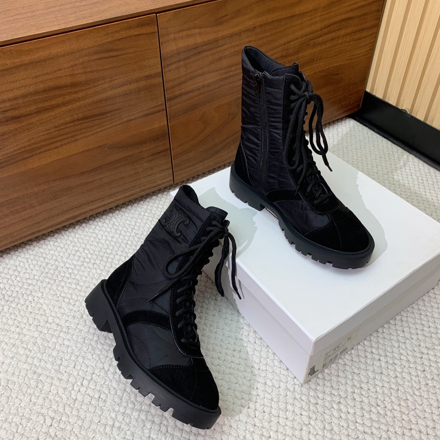 🔸CELI*E🔸秋冬短靴。凯旋门装饰中筒靴型，侧面拉链鞋带可调节。鞋面牛京➕定制网布。原版开模大底码数：