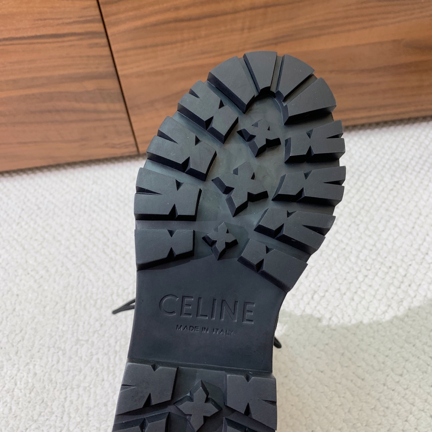 🔸CELI*E🔸秋冬短靴。凯旋门装饰中筒靴型，侧面拉链鞋带可调节。鞋面牛京➕定制网布。原版开模大底码数：