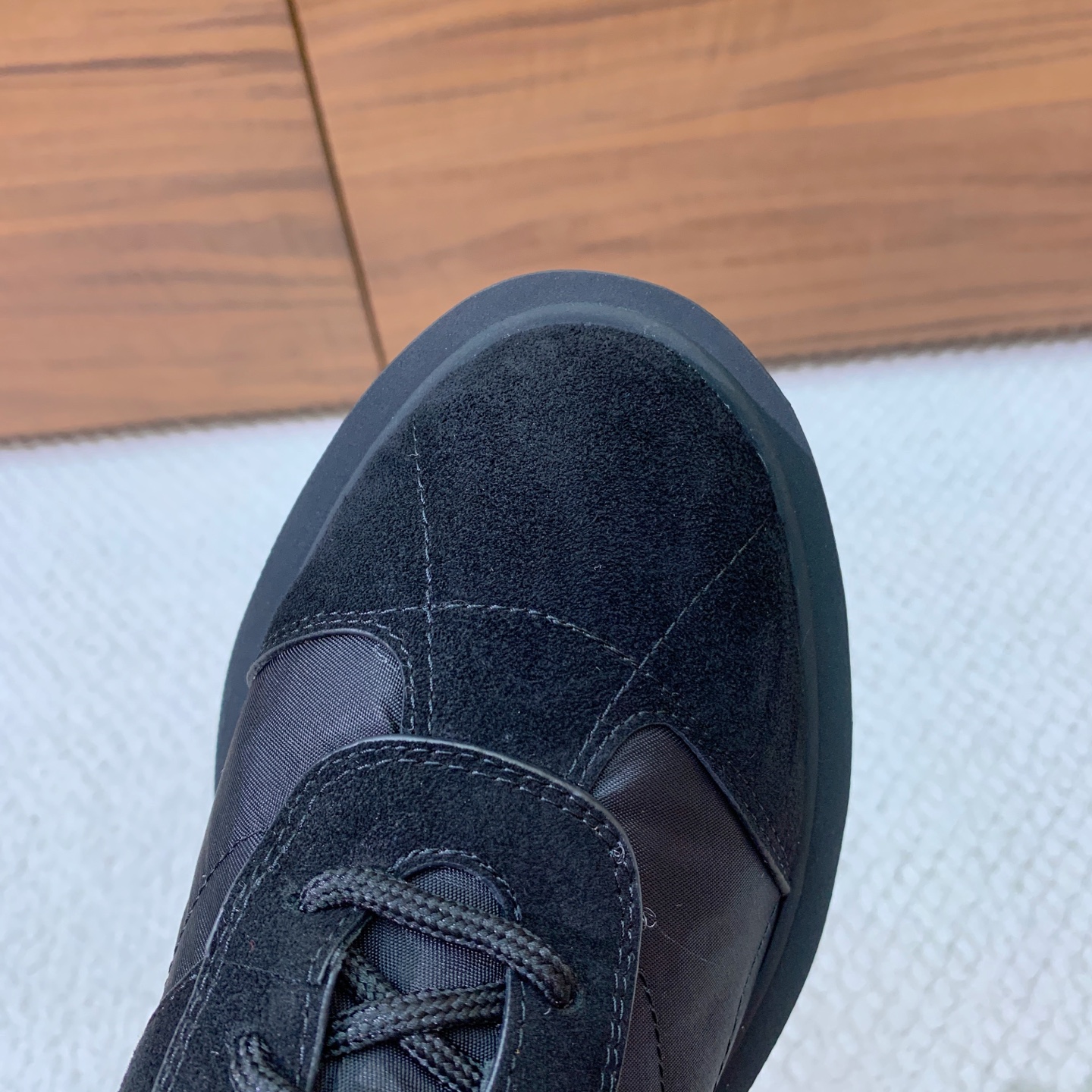 🔸CELI*E🔸秋冬短靴。凯旋门装饰中筒靴型，侧面拉链鞋带可调节。鞋面牛京➕定制网布。原版开模大底码数：