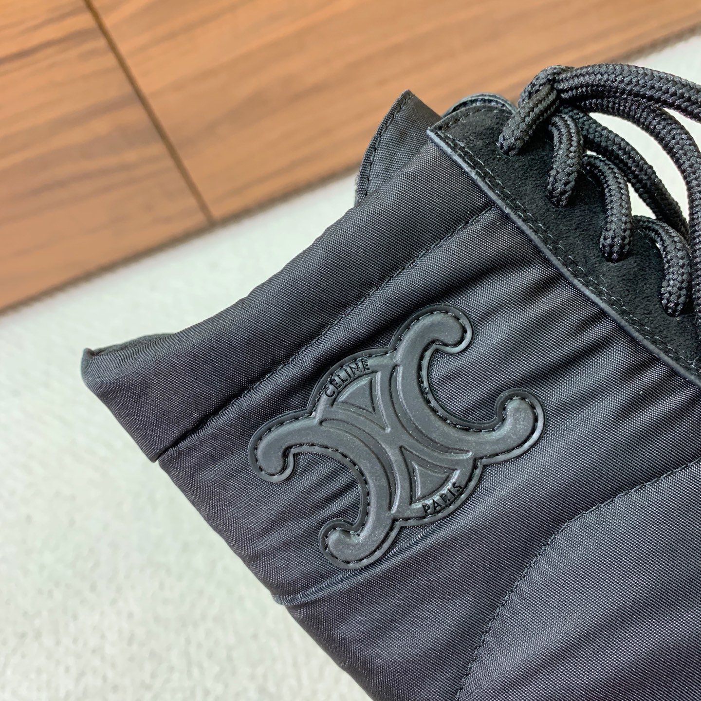 🔸CELI*E🔸秋冬短靴。凯旋门装饰中筒靴型，侧面拉链鞋带可调节。鞋面牛京➕定制网布。原版开模大底码数：