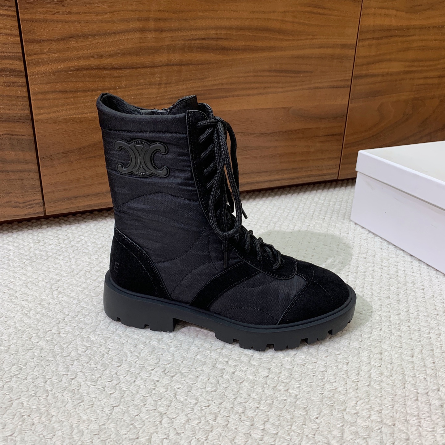 🔸CELI*E🔸秋冬短靴。凯旋门装饰中筒靴型，侧面拉链鞋带可调节。鞋面牛京➕定制网布。原版开模大底码数：