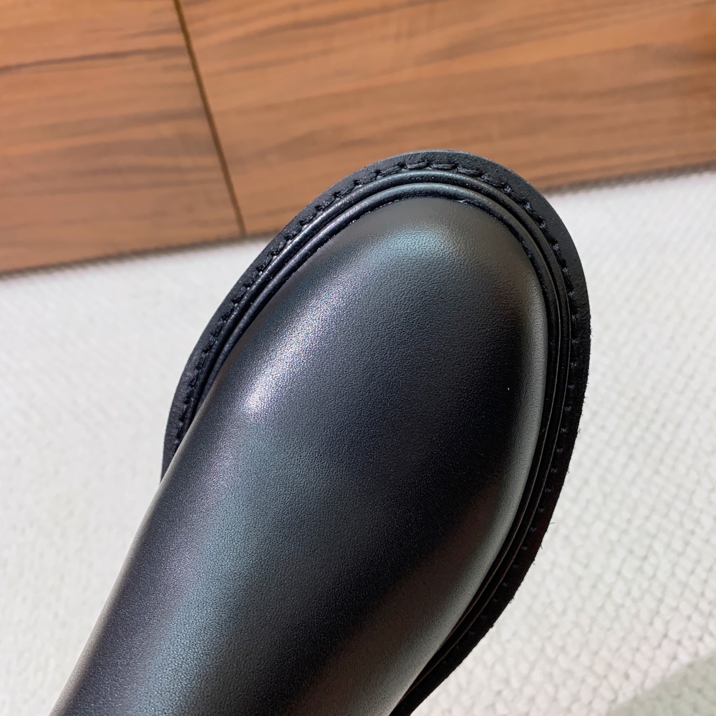 🔸CELI*E🔸秋冬英伦风中筒靴。复古简约又时尚，上脚舒适百搭！低调简约的设计，超帅气造型带点复古的味道