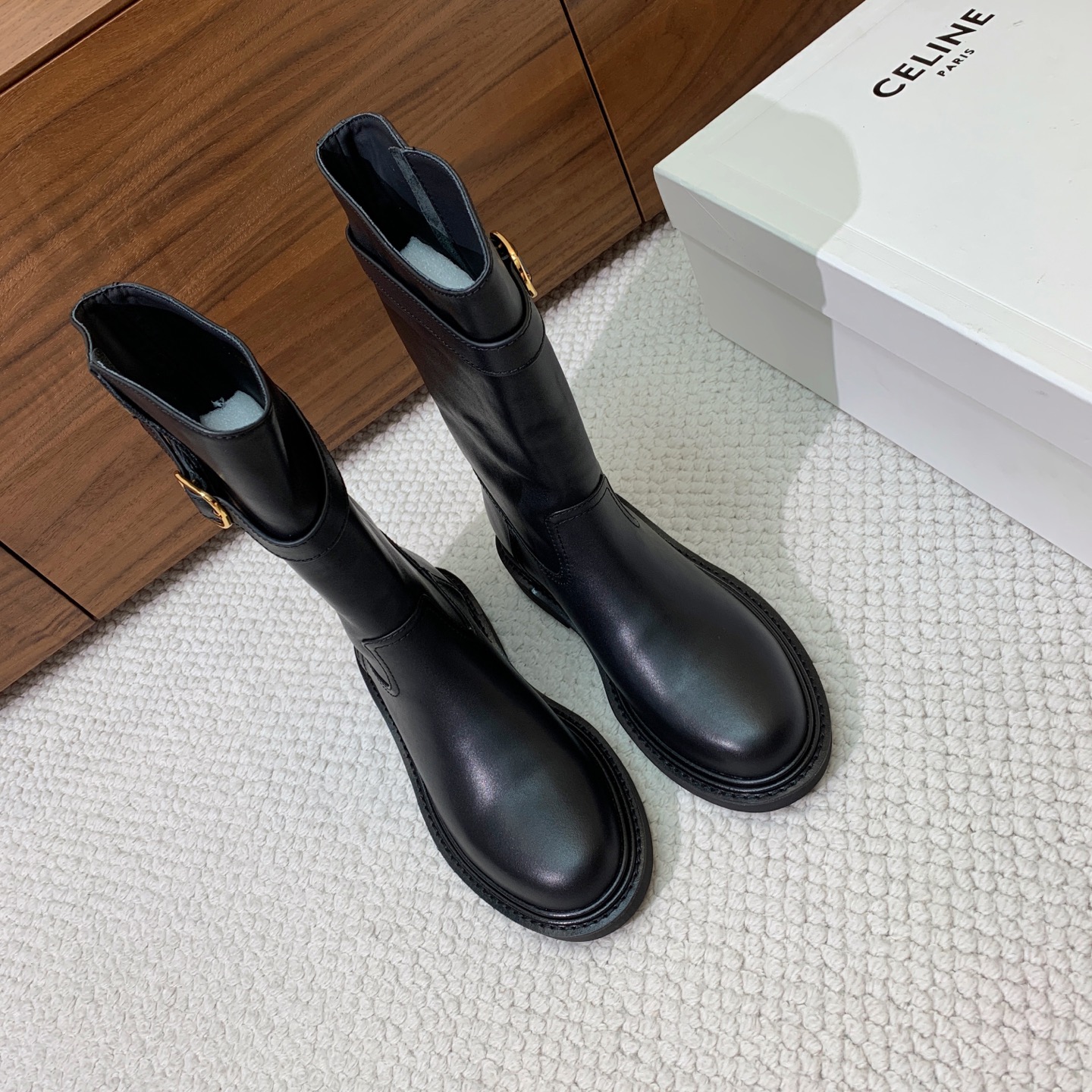 🔸CELI*E🔸秋冬英伦风中筒靴。复古简约又时尚，上脚舒适百搭！低调简约的设计，超帅气造型带点复古的味道