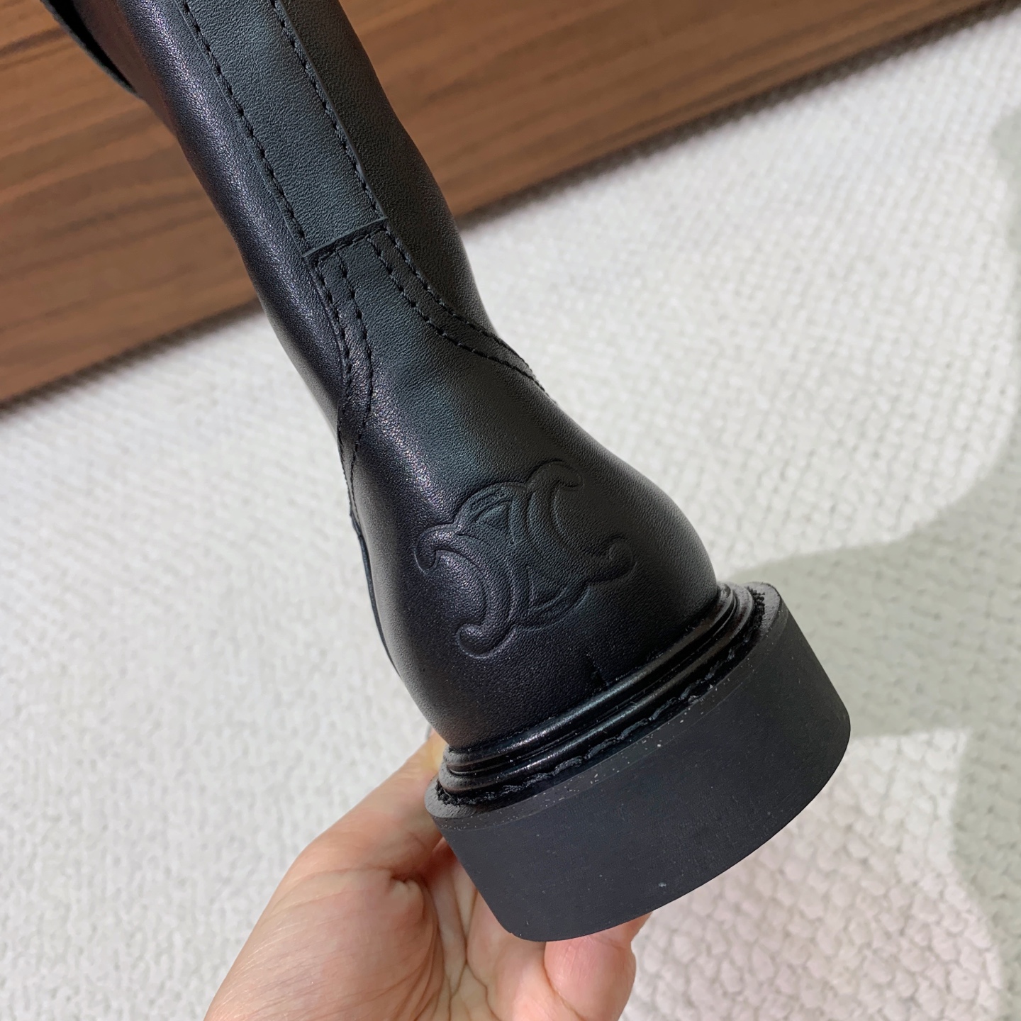 🔸CELI*E🔸秋冬英伦风中筒靴。复古简约又时尚，上脚舒适百搭！低调简约的设计，超帅气造型带点复古的味道