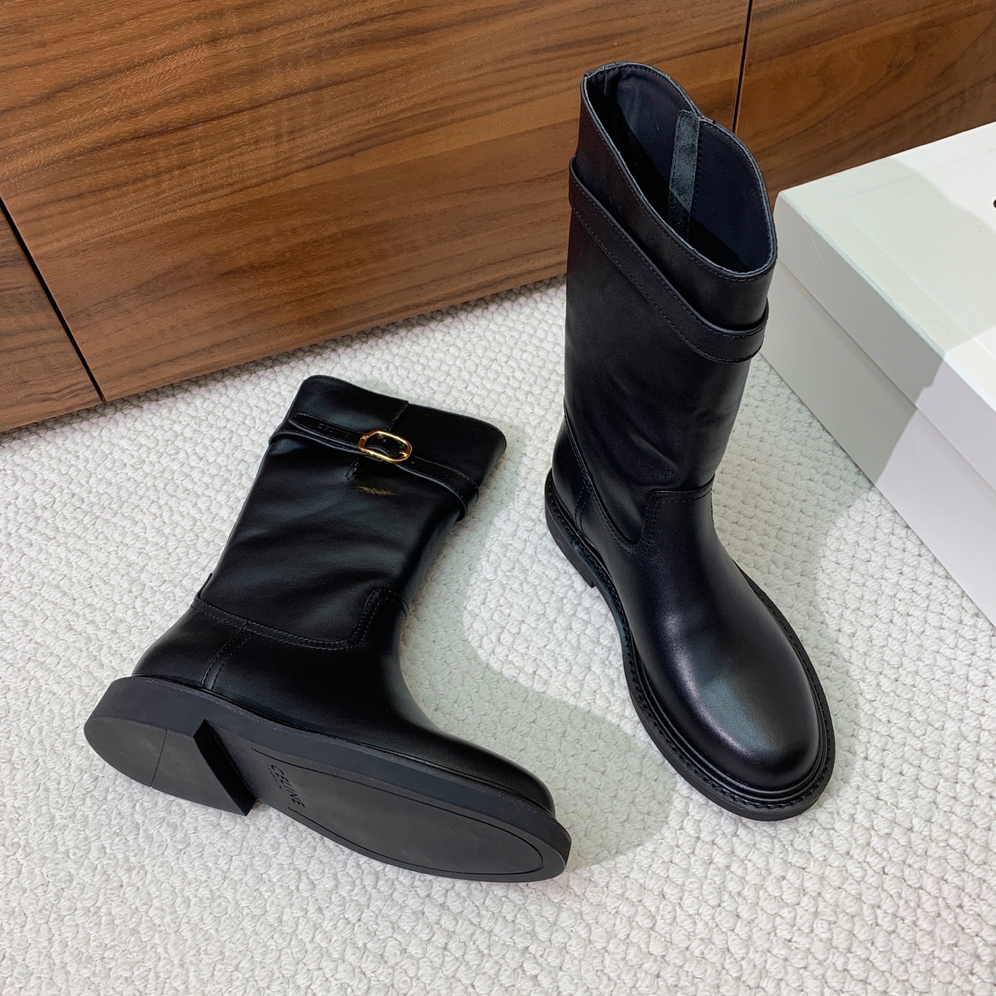 🔸CELI*E🔸秋冬英伦风中筒靴。复古简约又时尚，上脚舒适百搭！低调简约的设计，超帅气造型带点复古的味道