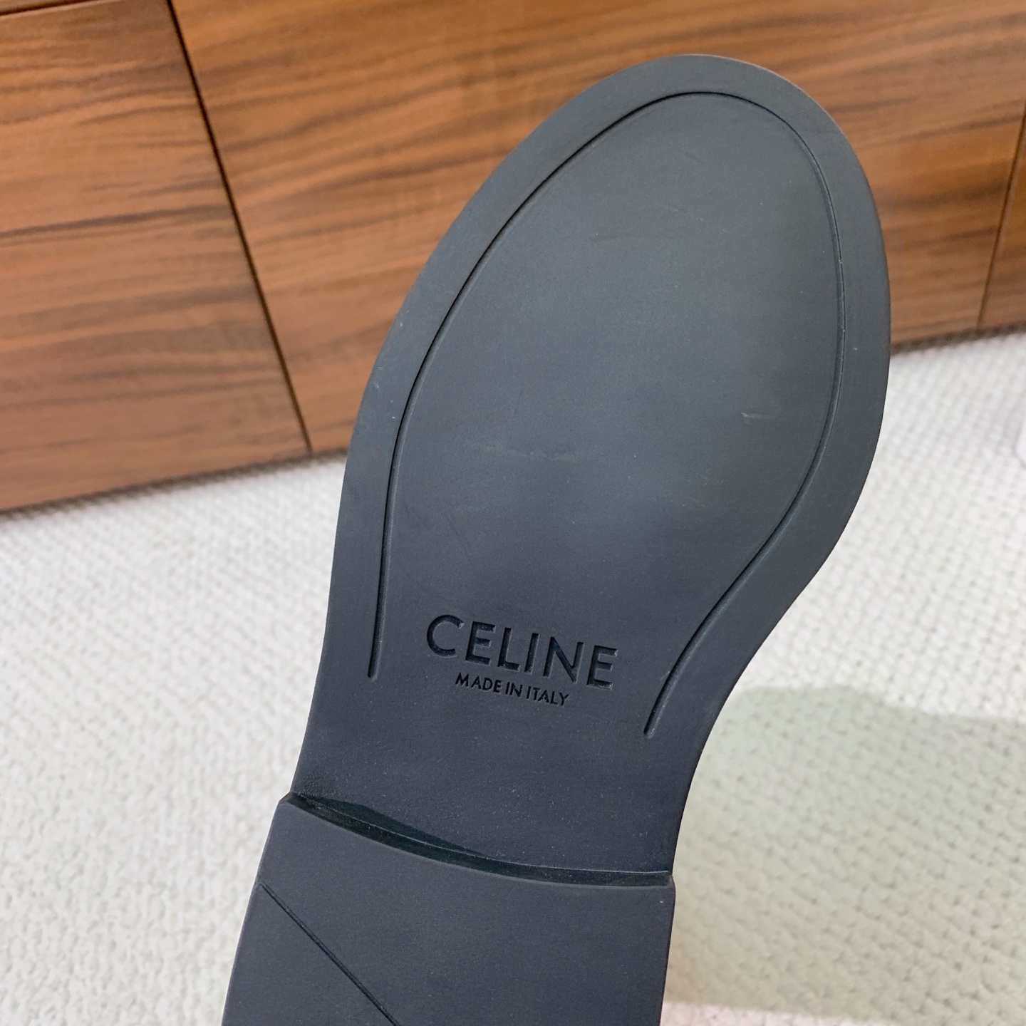 🔸CELI*E🔸秋冬英伦风中筒靴。复古简约又时尚，上脚舒适百搭！低调简约的设计，超帅气造型带点复古的味道