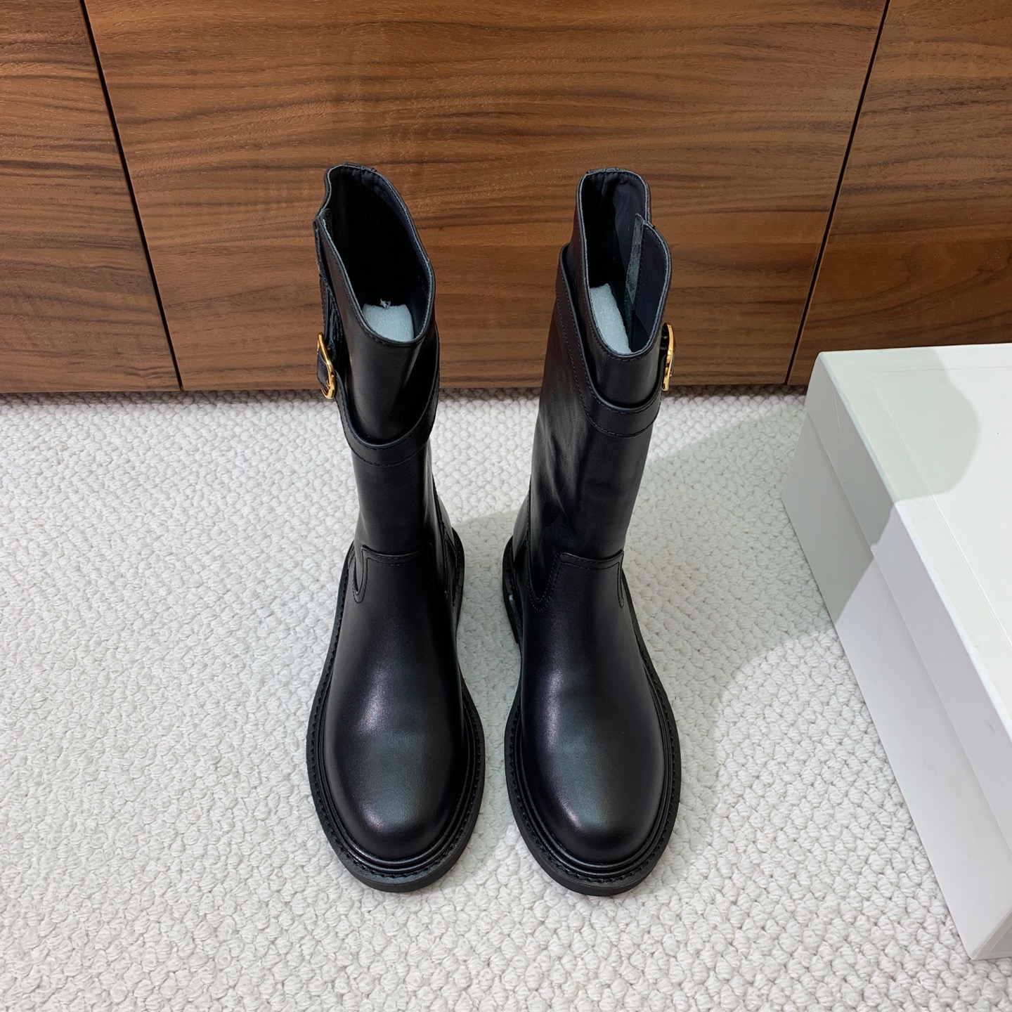 🔸CELI*E🔸秋冬英伦风中筒靴。复古简约又时尚，上脚舒适百搭！低调简约的设计，超帅气造型带点复古的味道