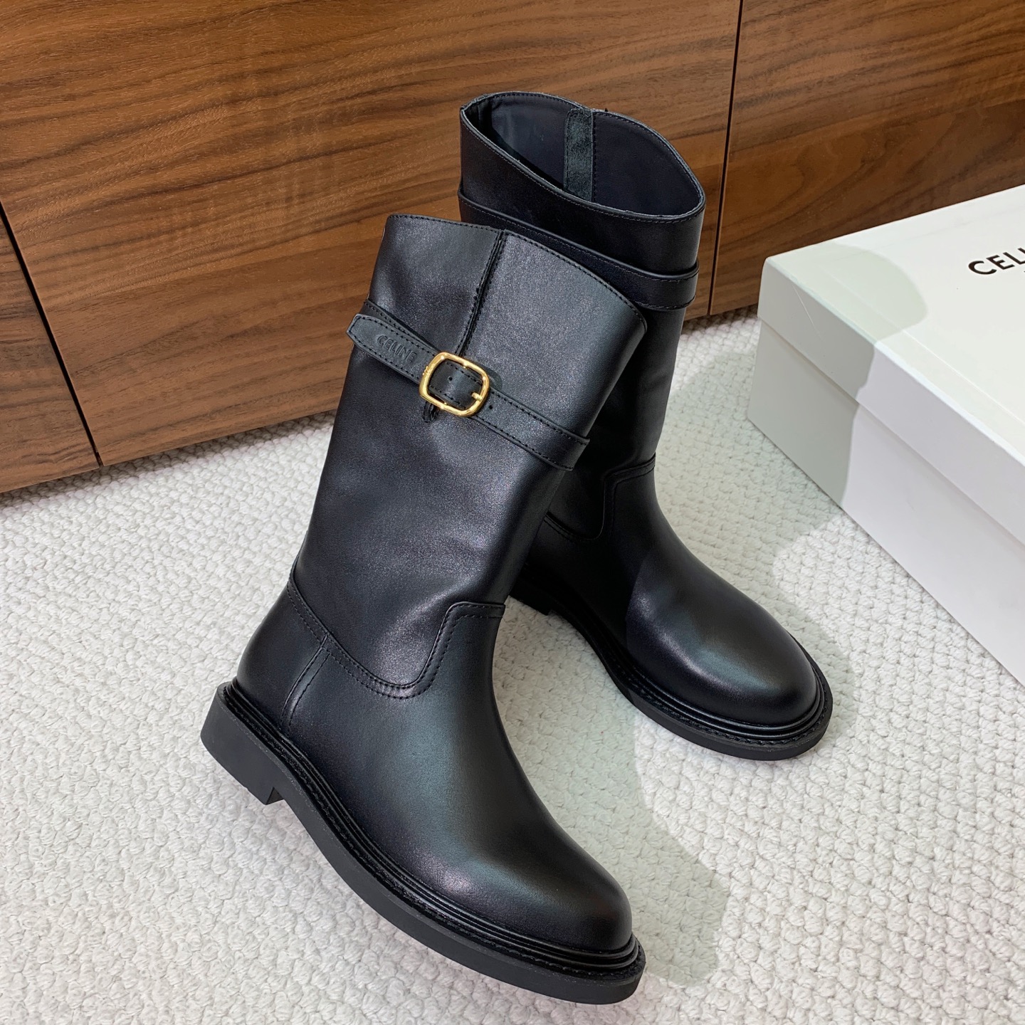🔸CELI*E🔸秋冬英伦风中筒靴。复古简约又时尚，上脚舒适百搭！低调简约的设计，超帅气造型带点复古的味道