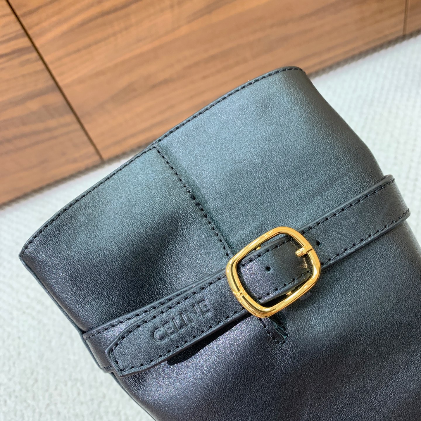 🔸CELI*E🔸秋冬英伦风中筒靴。复古简约又时尚，上脚舒适百搭！低调简约的设计，超帅气造型带点复古的味道