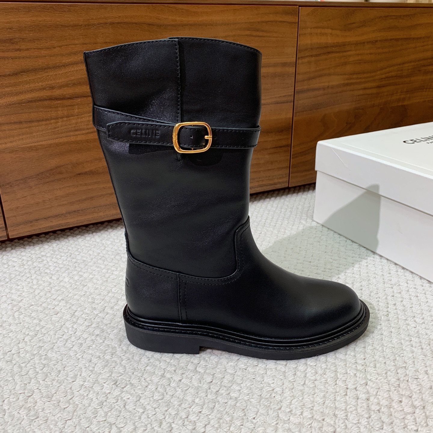 🔸CELI*E🔸秋冬英伦风中筒靴。复古简约又时尚，上脚舒适百搭！低调简约的设计，超帅气造型带点复古的味道