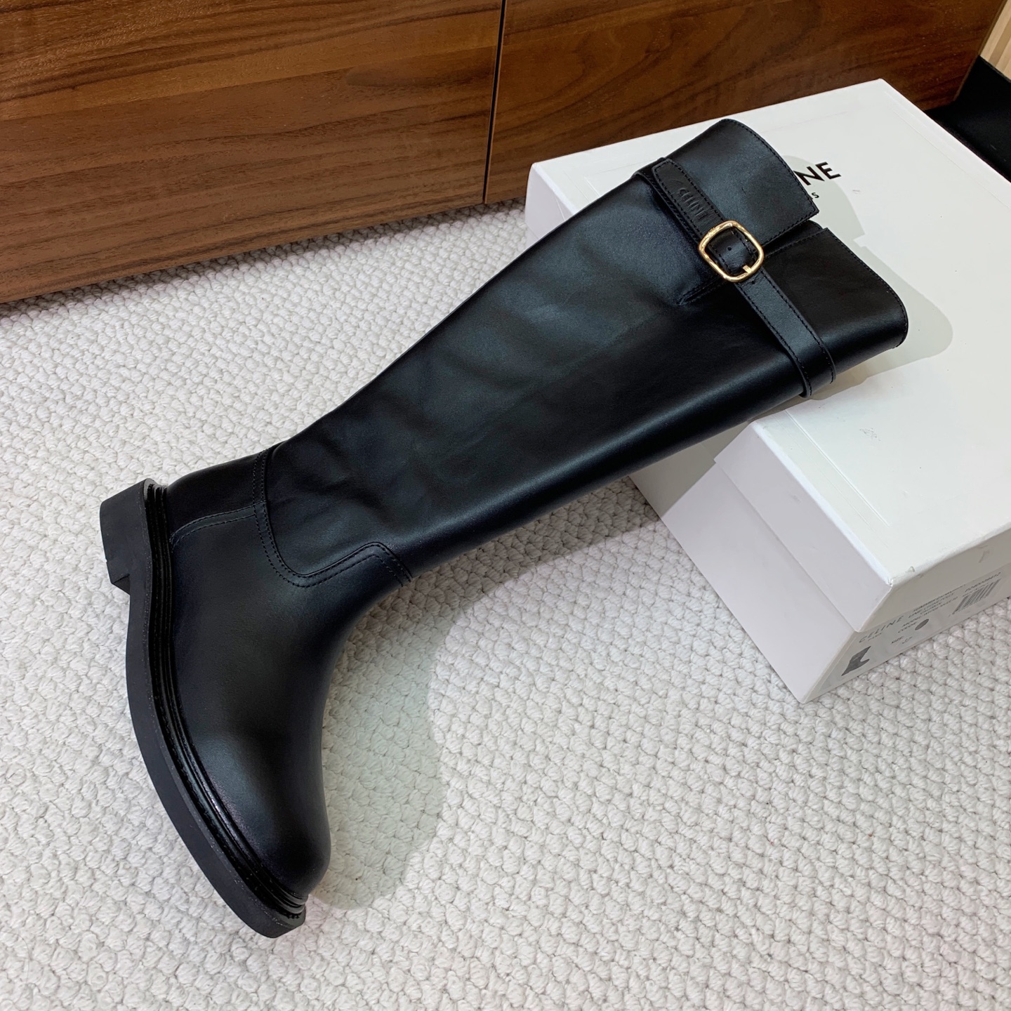 🔸CELI*E🔸秋冬英伦风长靴。复古简约又时尚，上脚舒适百搭！低调简约的设计，超帅气造型带点复古的味道，