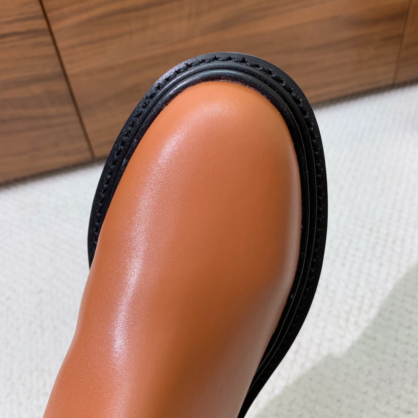 🔸CELI*E🔸秋冬英伦风长靴。复古简约又时尚，上脚舒适百搭！低调简约的设计，超帅气造型带点复古的味道，