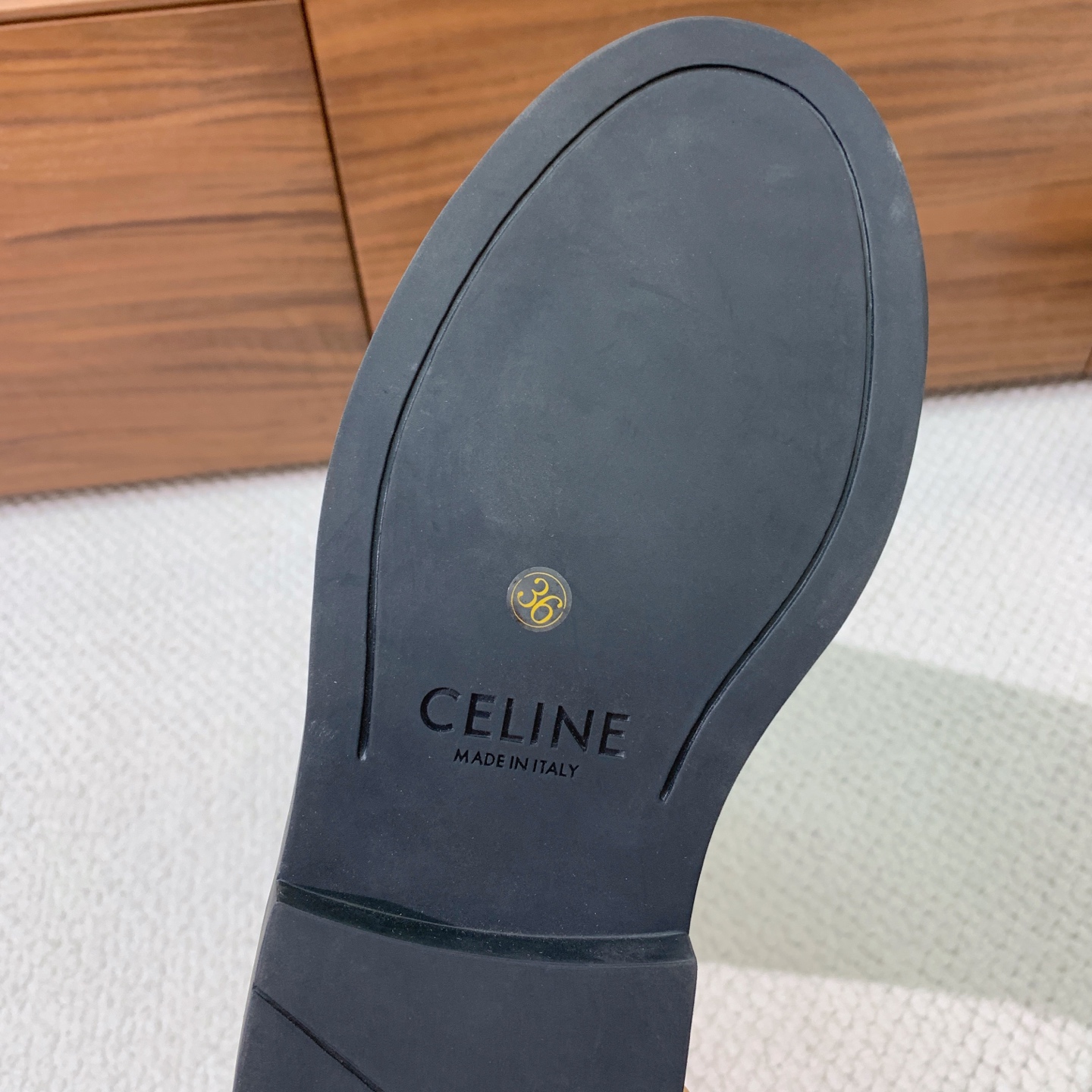 🔸CELI*E🔸秋冬英伦风长靴。复古简约又时尚，上脚舒适百搭！低调简约的设计，超帅气造型带点复古的味道，