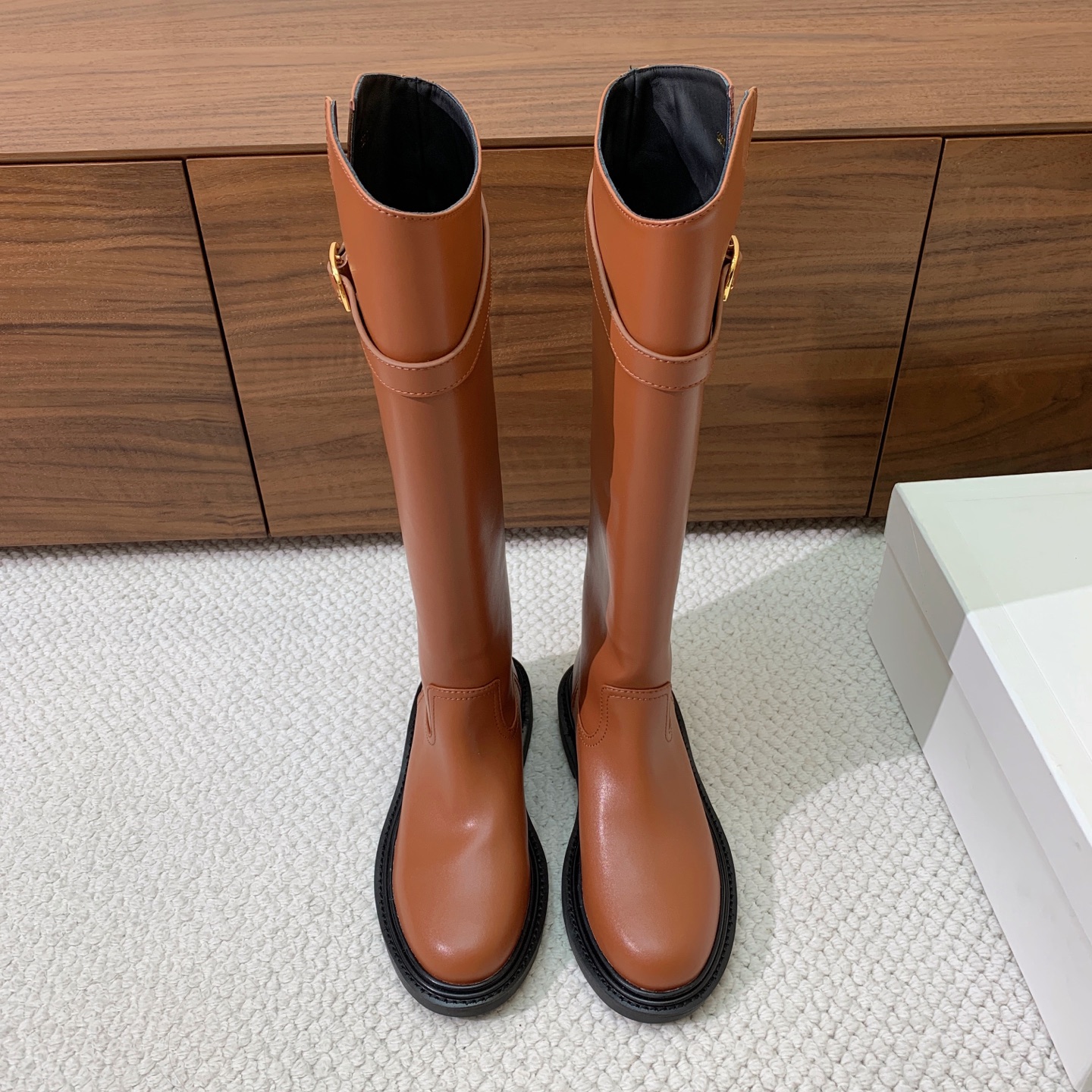 🔸CELI*E🔸秋冬英伦风长靴。复古简约又时尚，上脚舒适百搭！低调简约的设计，超帅气造型带点复古的味道，