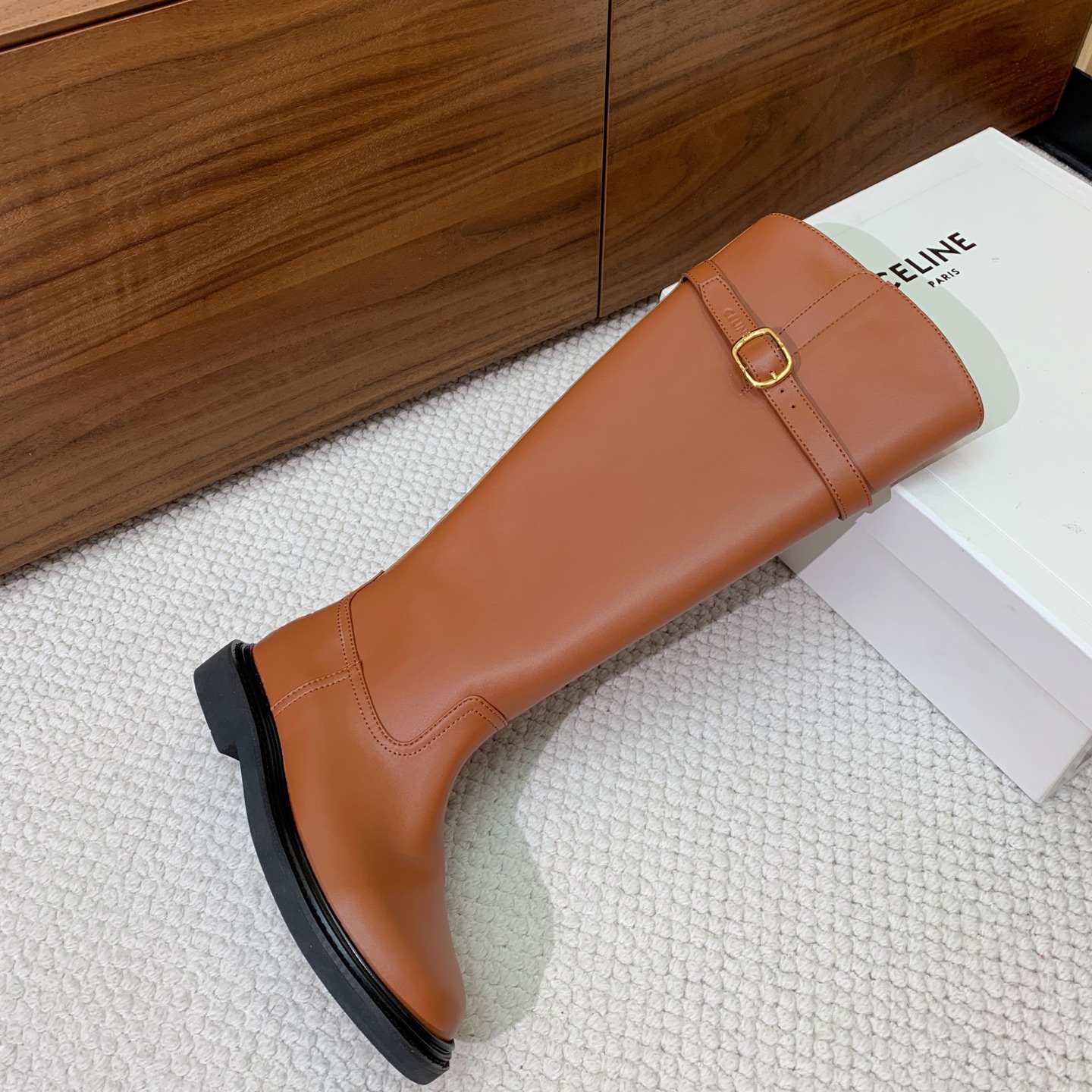 🔸CELI*E🔸秋冬英伦风长靴。复古简约又时尚，上脚舒适百搭！低调简约的设计，超帅气造型带点复古的味道，