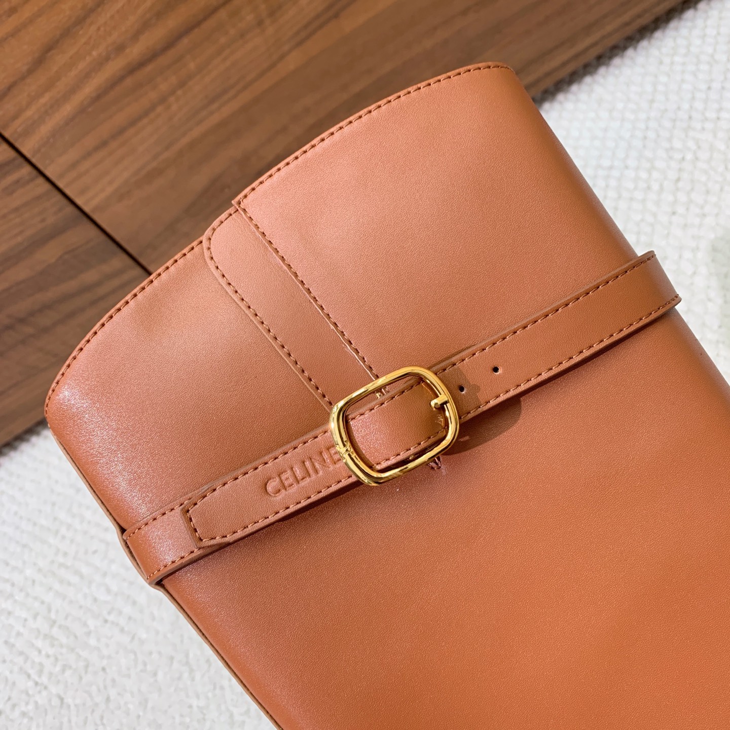 🔸CELI*E🔸秋冬英伦风长靴。复古简约又时尚，上脚舒适百搭！低调简约的设计，超帅气造型带点复古的味道，