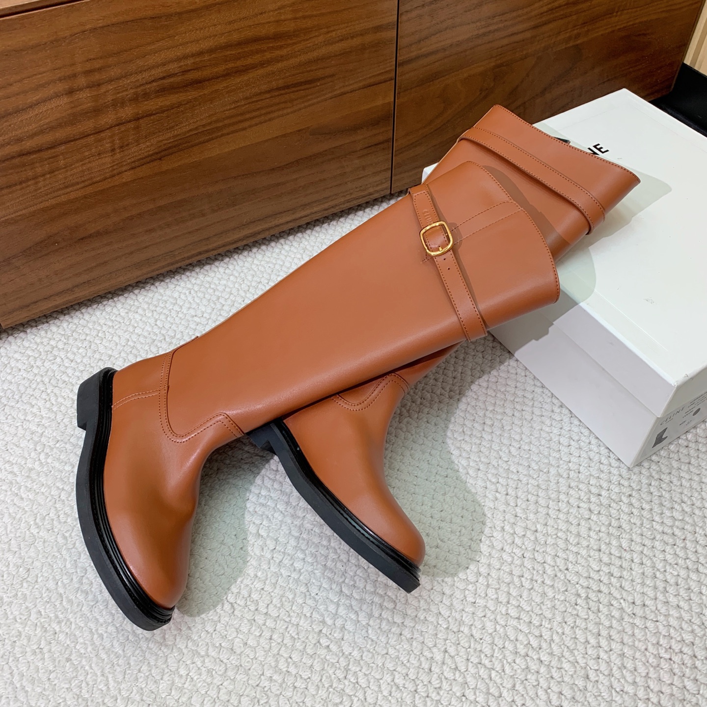 🔸CELI*E🔸秋冬英伦风长靴。复古简约又时尚，上脚舒适百搭！低调简约的设计，超帅气造型带点复古的味道，