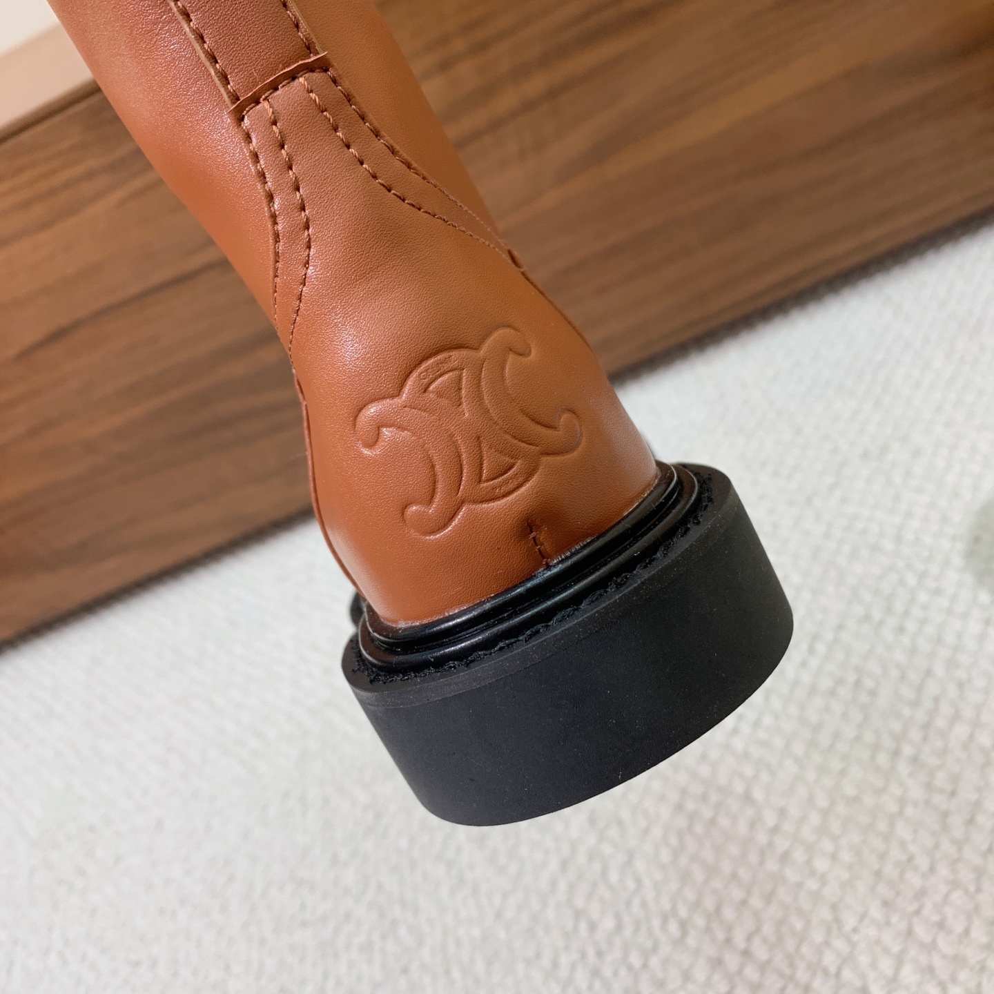 🔸CELI*E🔸秋冬英伦风长靴。复古简约又时尚，上脚舒适百搭！低调简约的设计，超帅气造型带点复古的味道，