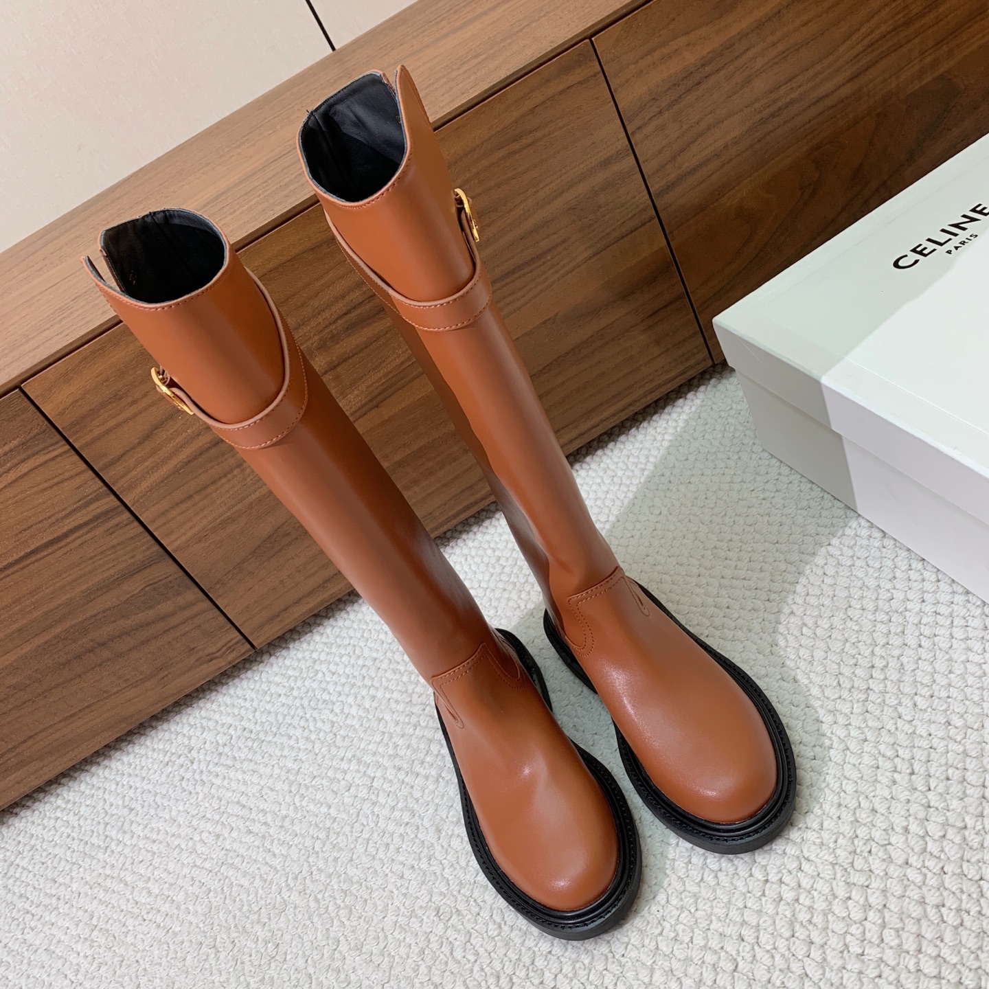 🔸CELI*E🔸秋冬英伦风长靴。复古简约又时尚，上脚舒适百搭！低调简约的设计，超帅气造型带点复古的味道，
