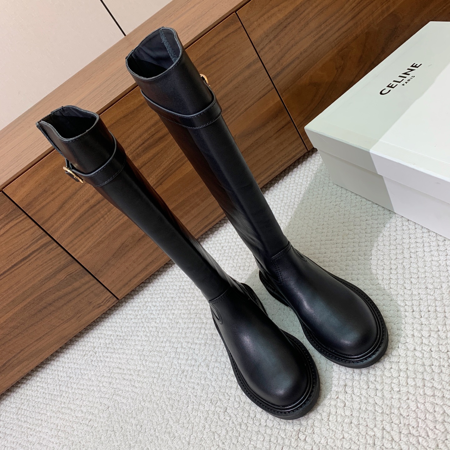 🔸CELI*E🔸秋冬英伦风长靴。复古简约又时尚，上脚舒适百搭！低调简约的设计，超帅气造型带点复古的味道，
