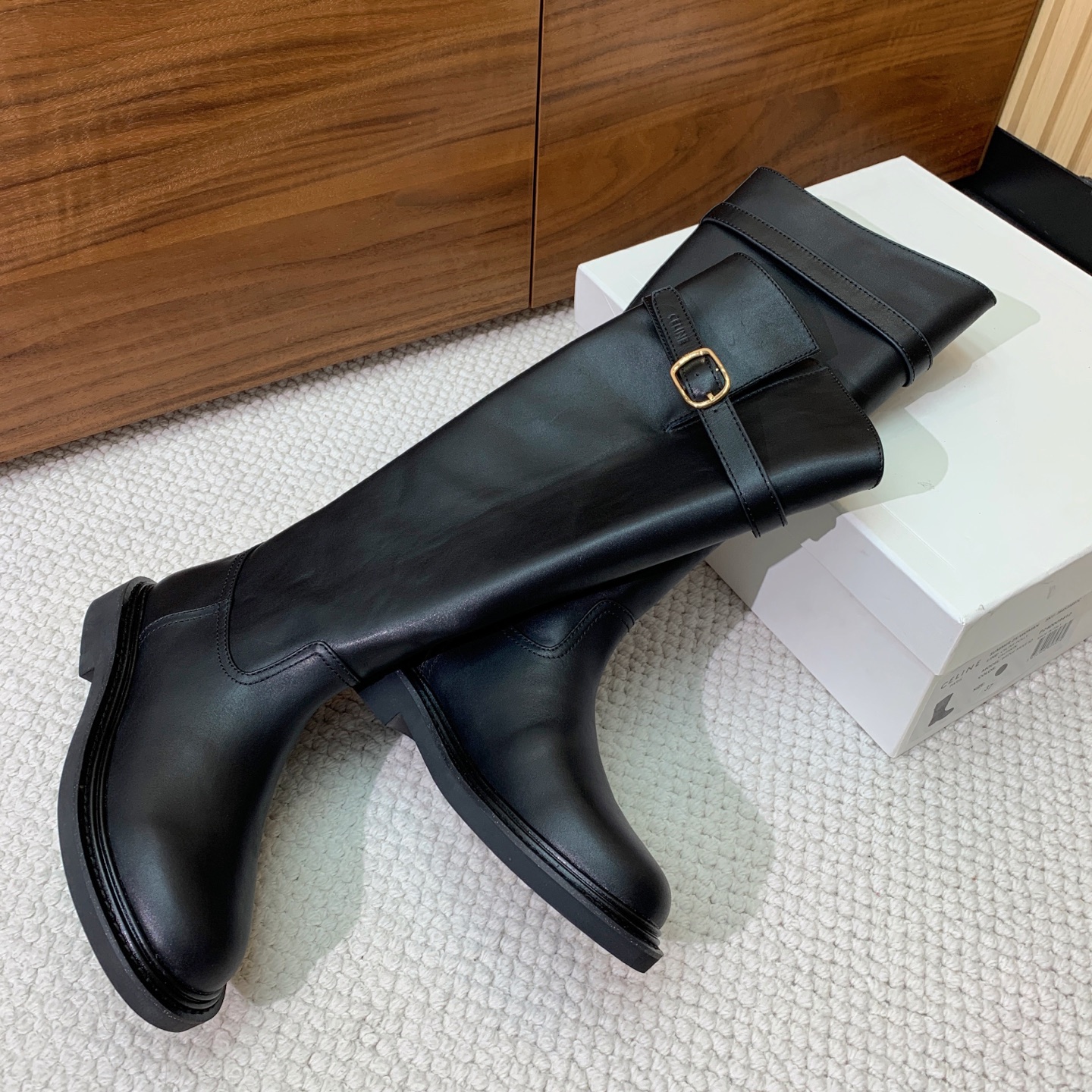 🔸CELI*E🔸秋冬英伦风长靴。复古简约又时尚，上脚舒适百搭！低调简约的设计，超帅气造型带点复古的味道，