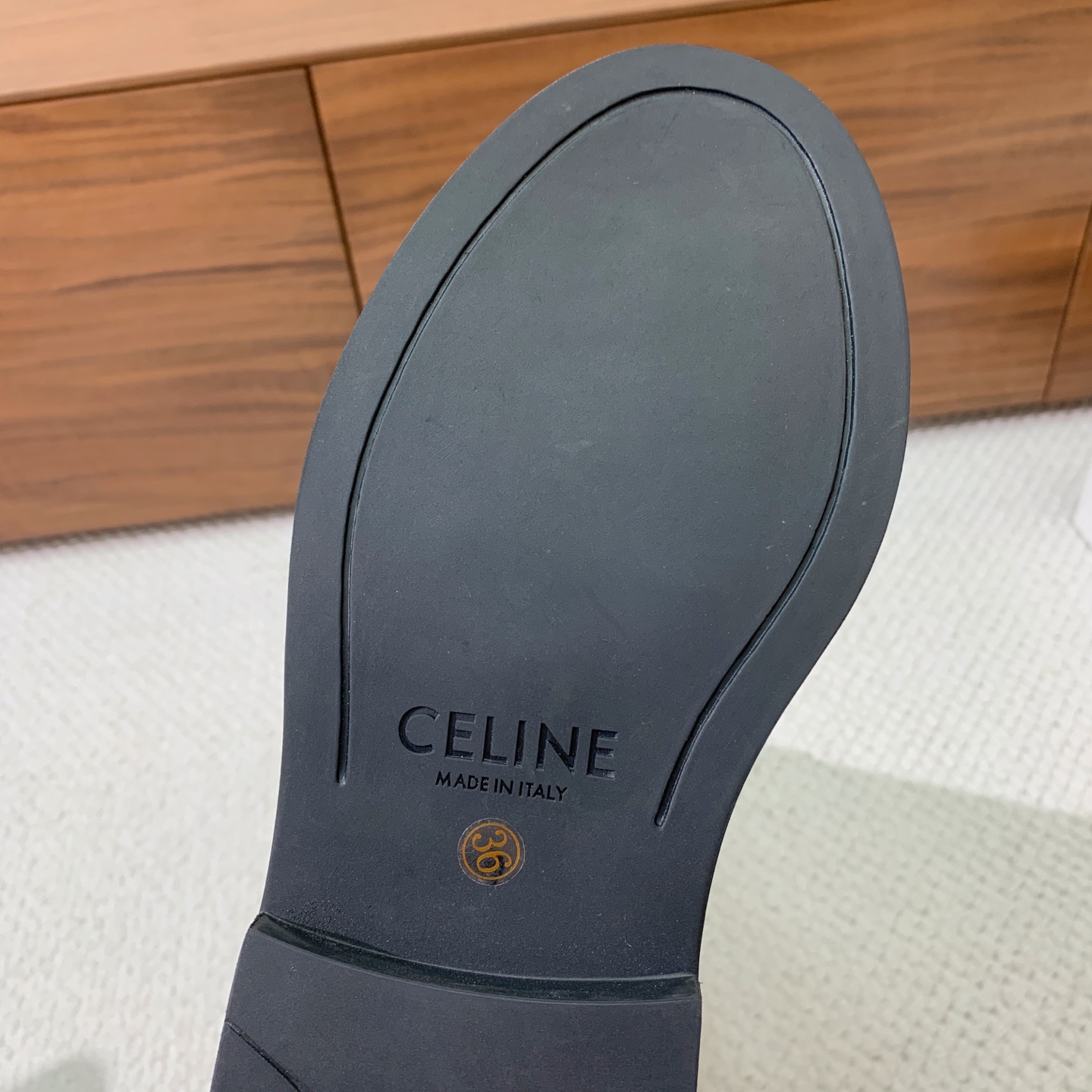 🔸CELI*E🔸秋冬英伦风长靴。复古简约又时尚，上脚舒适百搭！低调简约的设计，超帅气造型带点复古的味道，