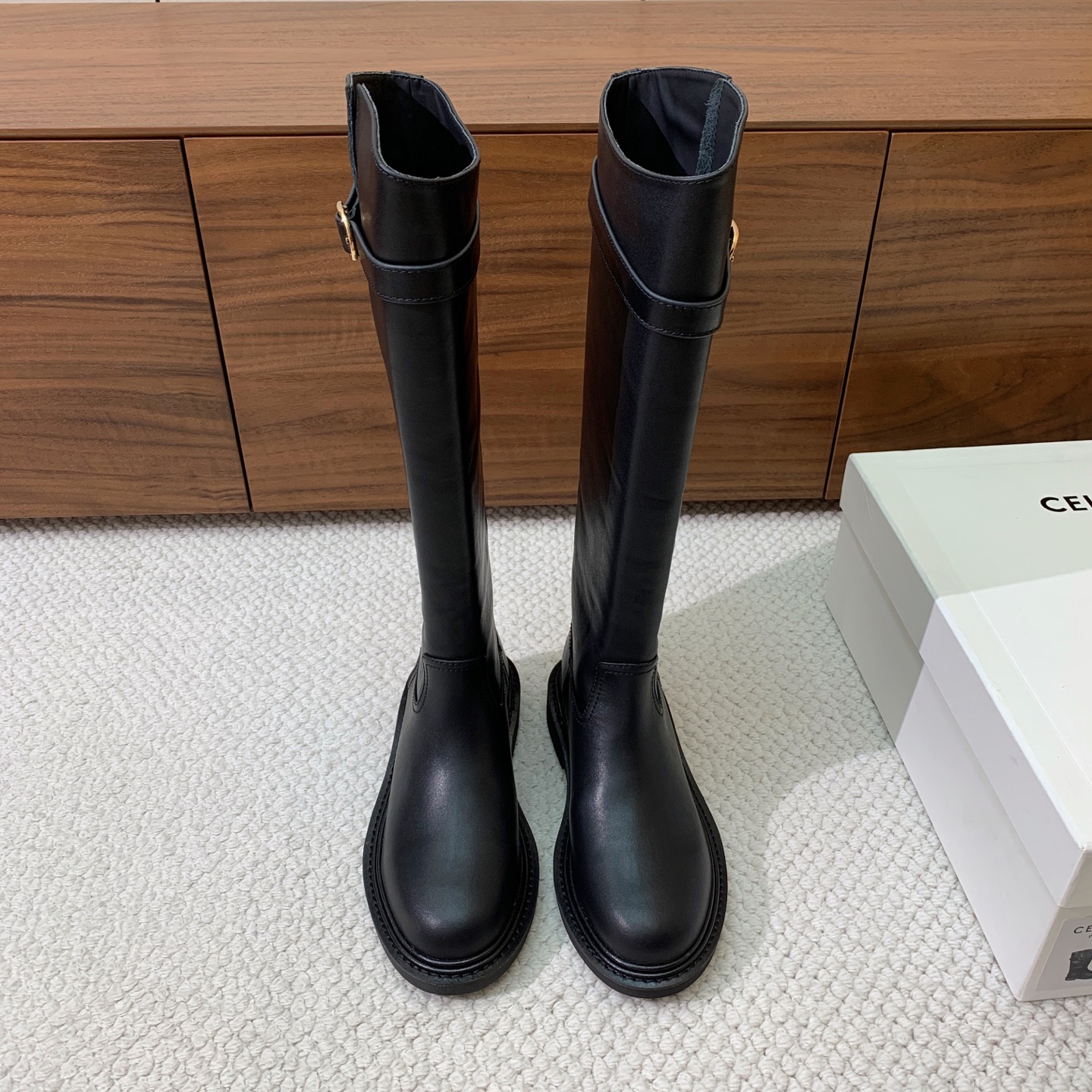 🔸CELI*E🔸秋冬英伦风长靴。复古简约又时尚，上脚舒适百搭！低调简约的设计，超帅气造型带点复古的味道，