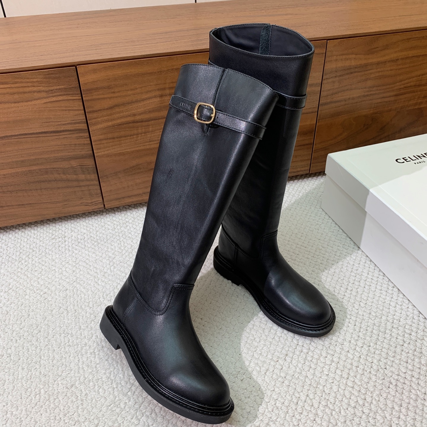 🔸CELI*E🔸秋冬英伦风长靴。复古简约又时尚，上脚舒适百搭！低调简约的设计，超帅气造型带点复古的味道，