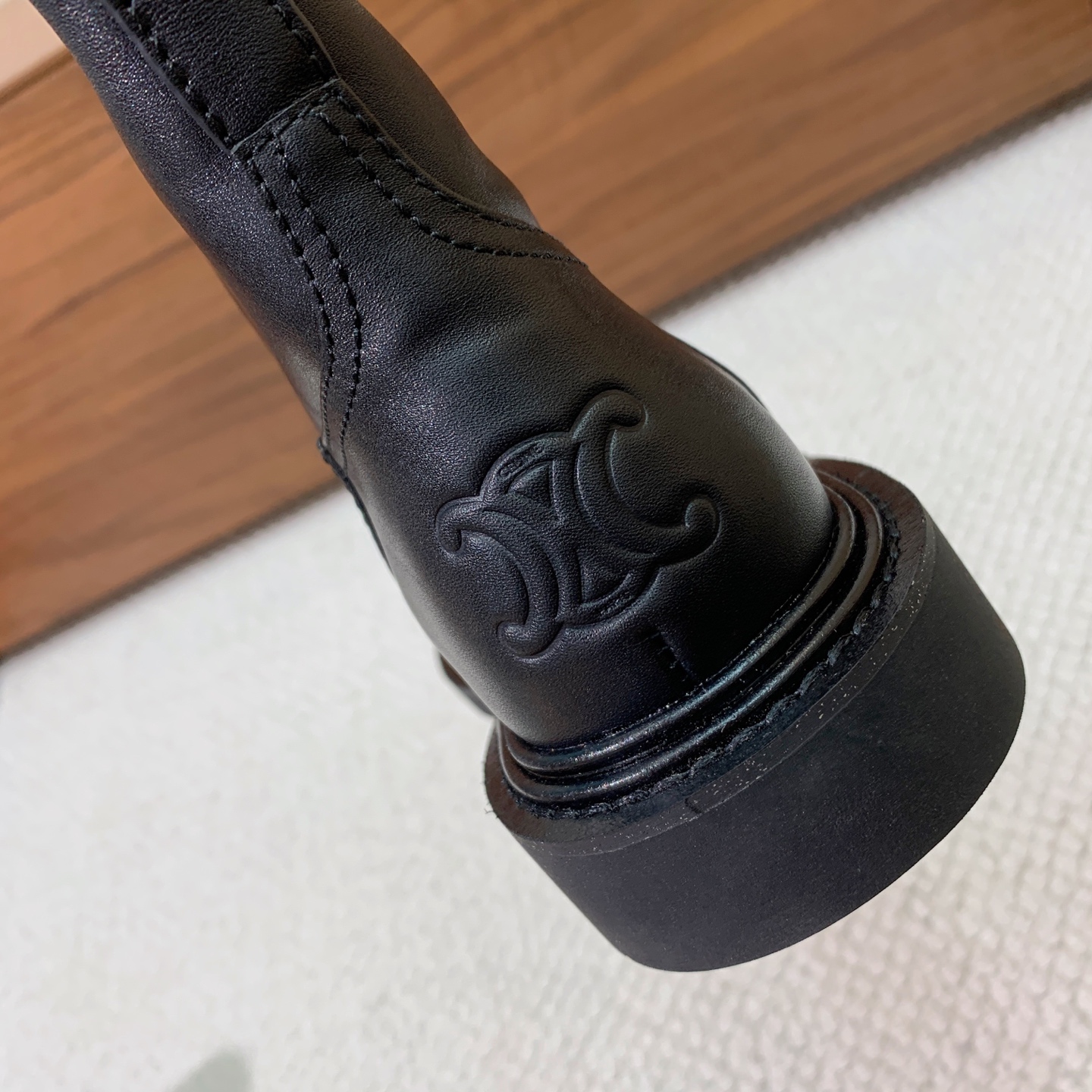 🔸CELI*E🔸秋冬英伦风长靴。复古简约又时尚，上脚舒适百搭！低调简约的设计，超帅气造型带点复古的味道，