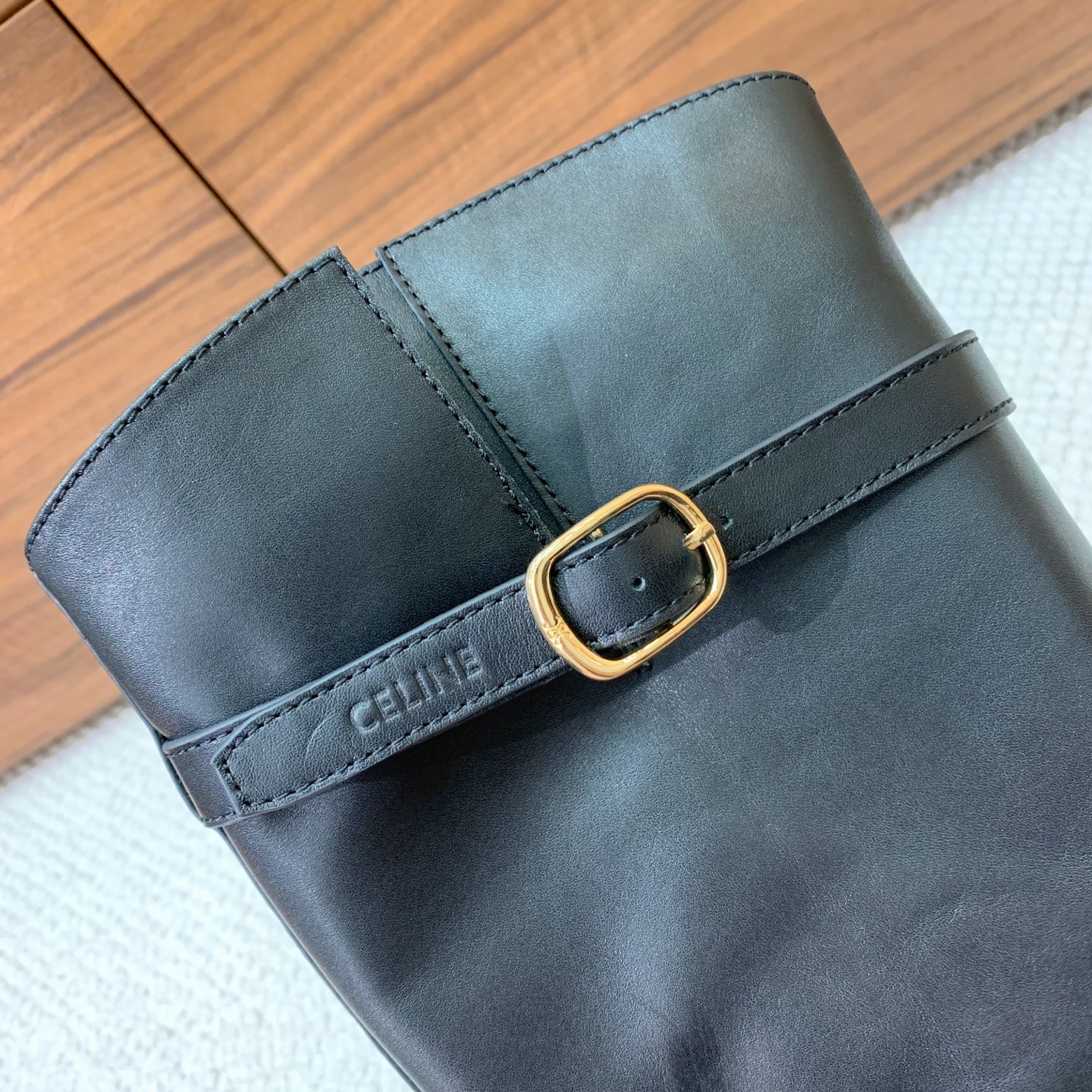 🔸CELI*E🔸秋冬英伦风长靴。复古简约又时尚，上脚舒适百搭！低调简约的设计，超帅气造型带点复古的味道，