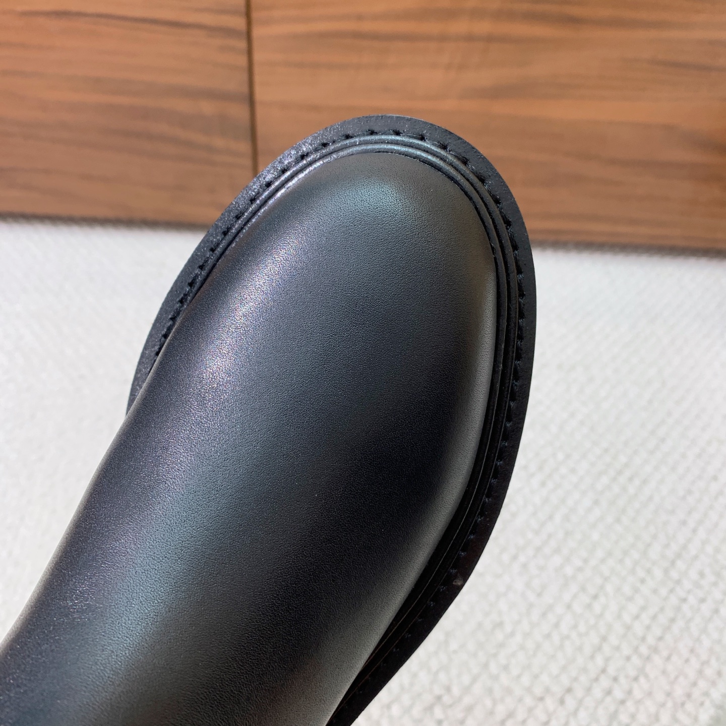 🔸CELI*E🔸秋冬英伦风长靴。复古简约又时尚，上脚舒适百搭！低调简约的设计，超帅气造型带点复古的味道，