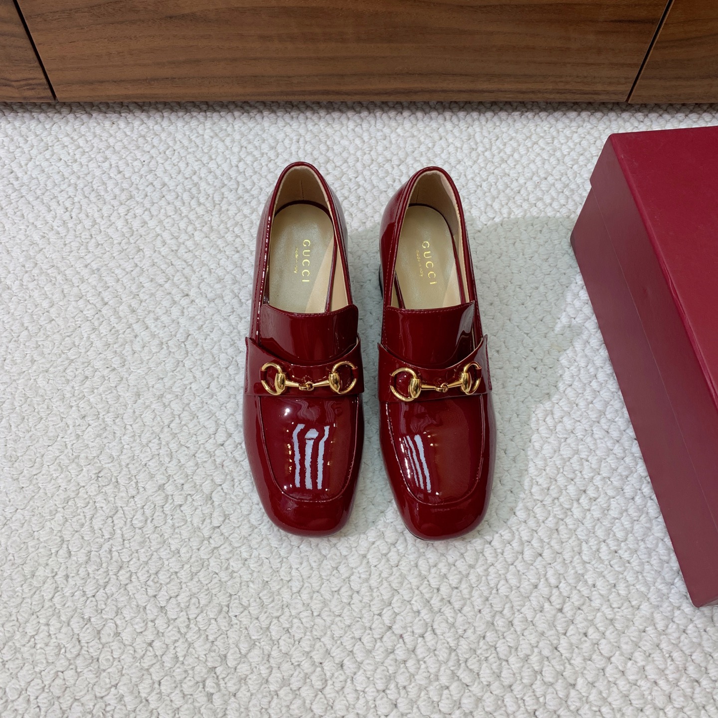 🔸Gu*ci🔸粗跟单鞋。精心调制的鞋楦，鞋面漆皮、牛皮、定制布料。羊皮内里和垫脚，真皮大底。跟高5.5c